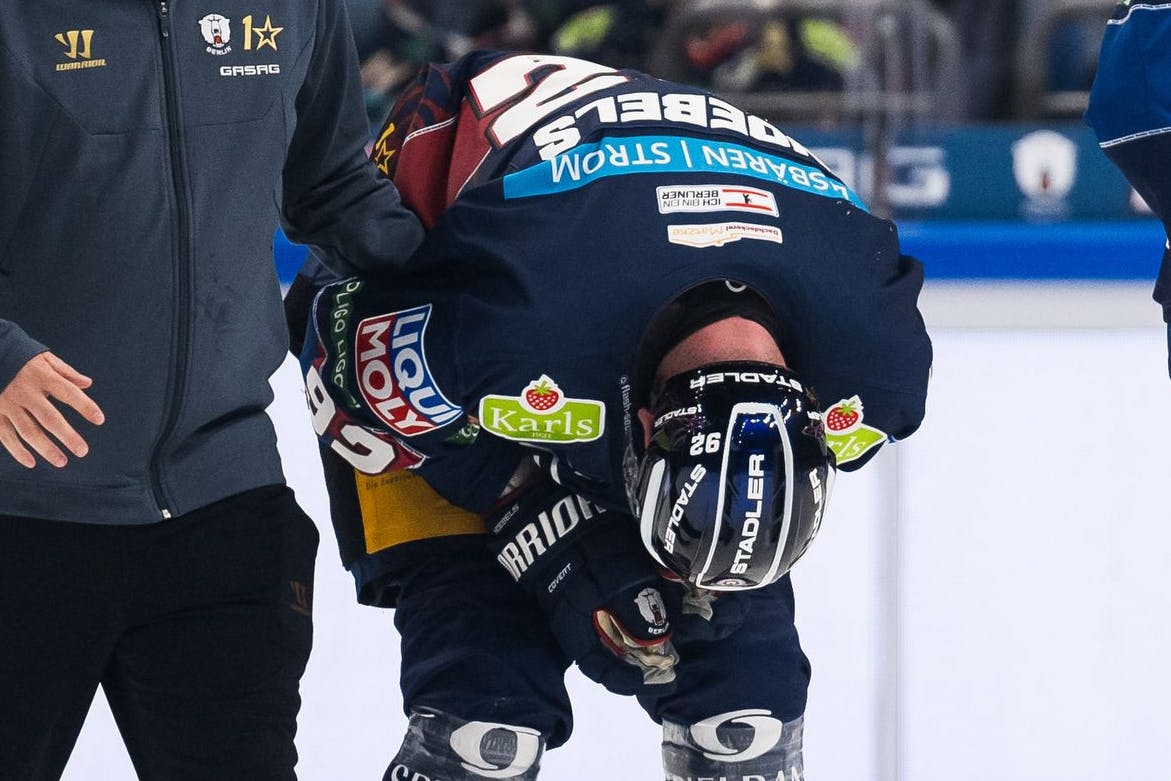 Das tut jedem Eisbären-Fan weh: Vizekapitän Marcel Noebels muss gegen Augsburg mit Schmerzen vom Eis.