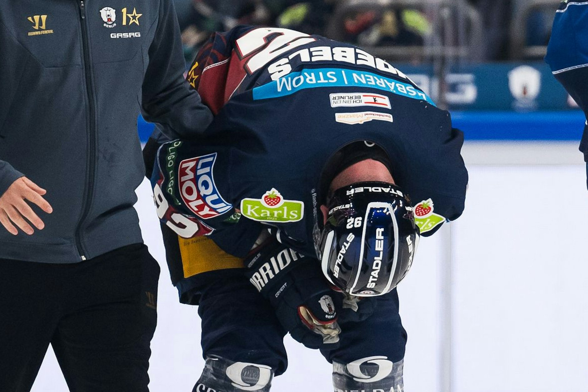 Das tut jedem Eisbären-Fan weh: Vizekapitän Marcel Noebels muss gegen Augsburg&nbsp; mit Schmerzen vom Eis.