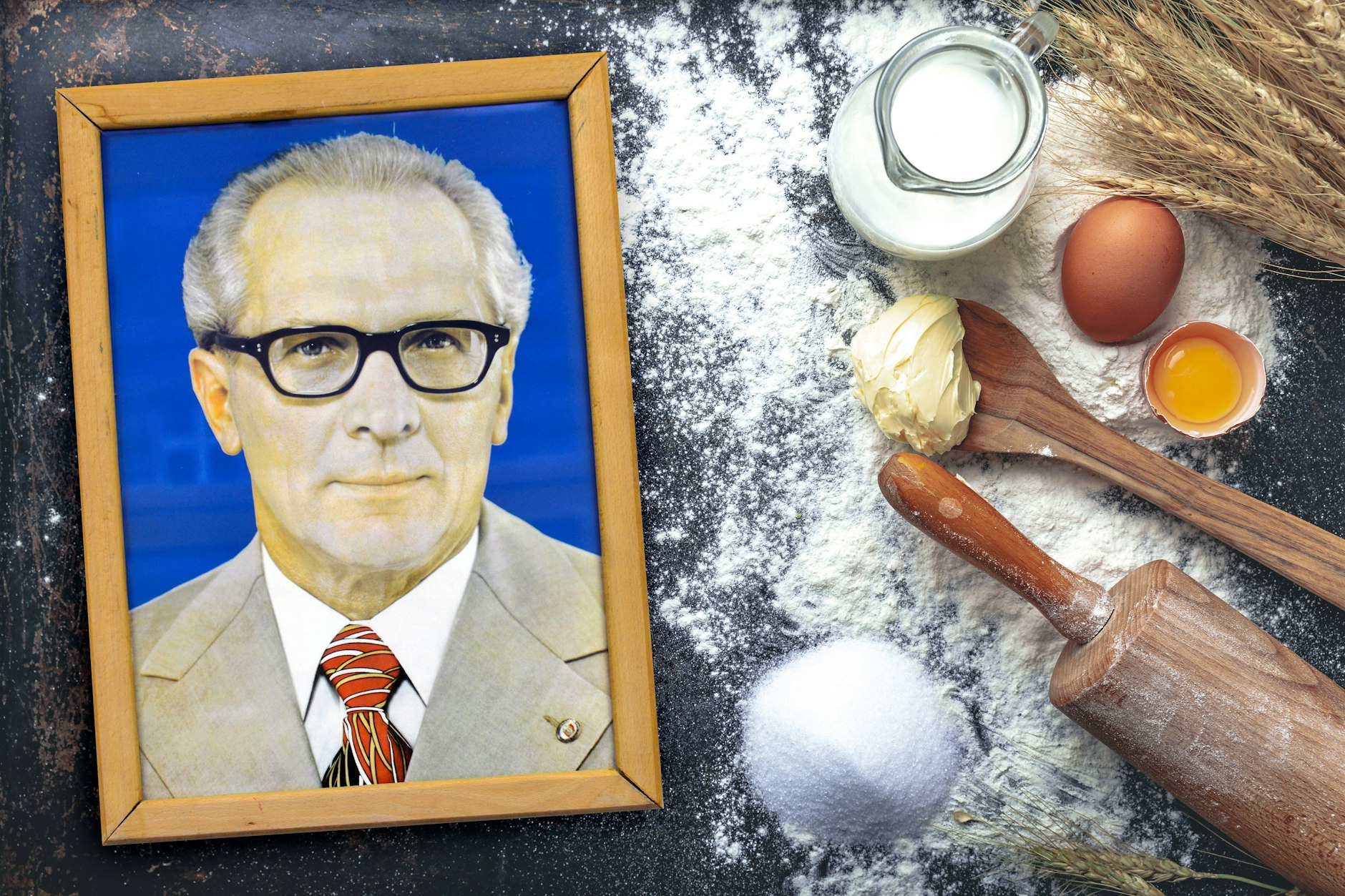 Backen Sie doch mal einen Honecker-Kuchen! Mit unserem Rezept zaubern Sie den dreifarbigen Blechkuchen im Handumdrehen.