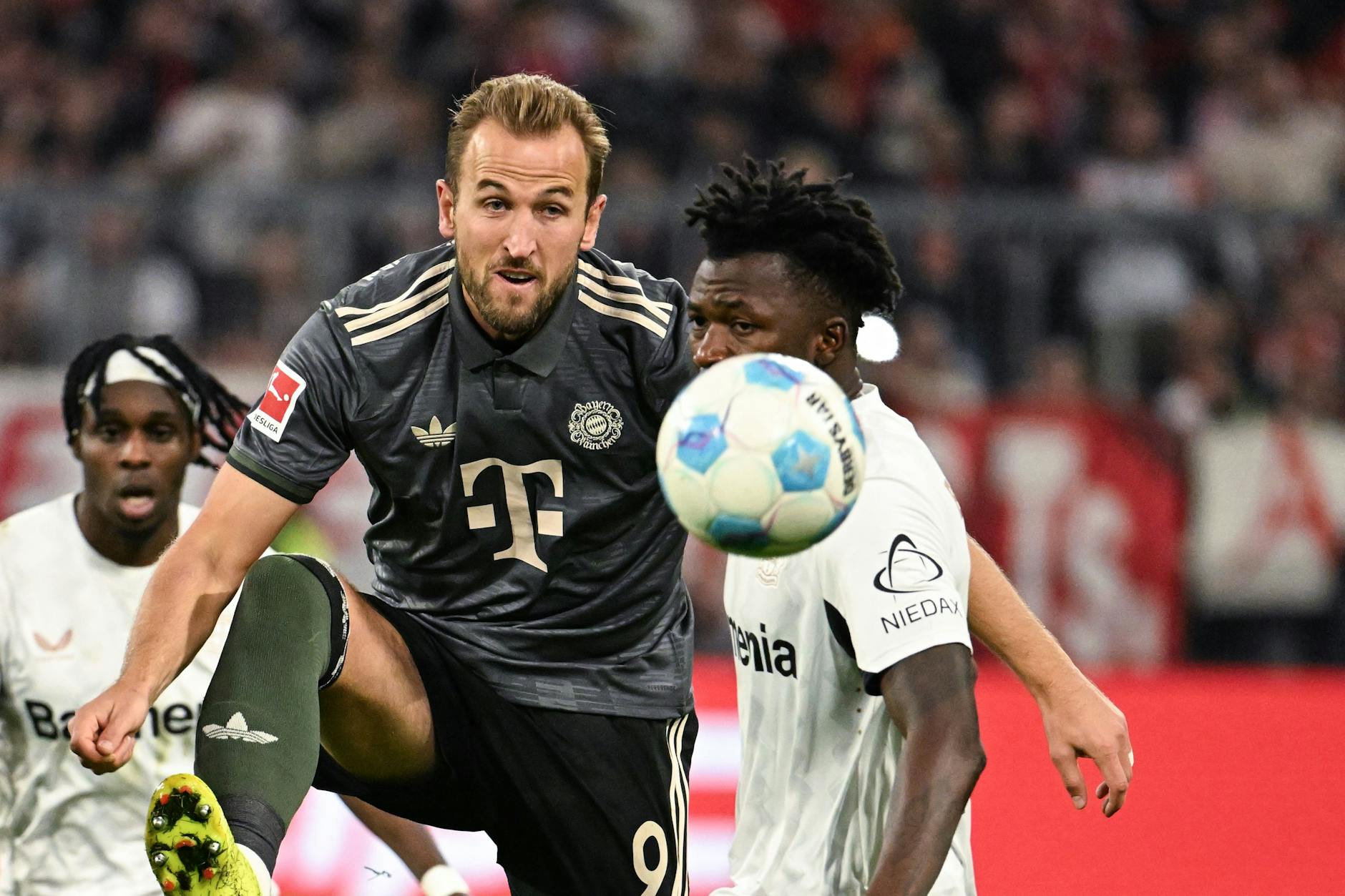Bayern Münchens Harry Kane (l.) blieb im Spitzenspiel gegen Bayer Leverkusen ohne Tor.