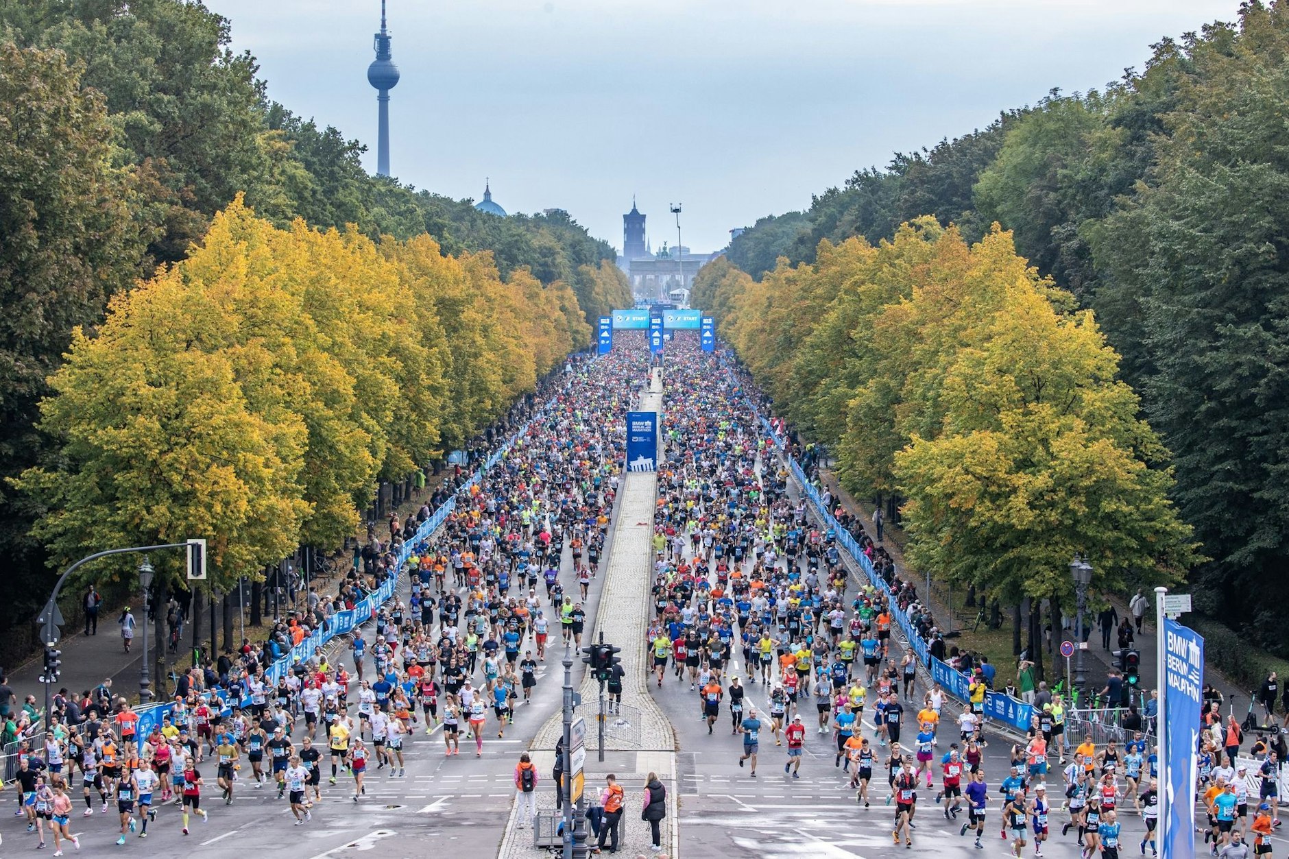 Symbolbild von 2022 - da gingen über 45.000 Läuferinnen und Läufer beim Berlin-Marathon an den Start. Dieses Jahr werden am Sonntag um die 50.000 Läuferinnen und Läufer erwartet.