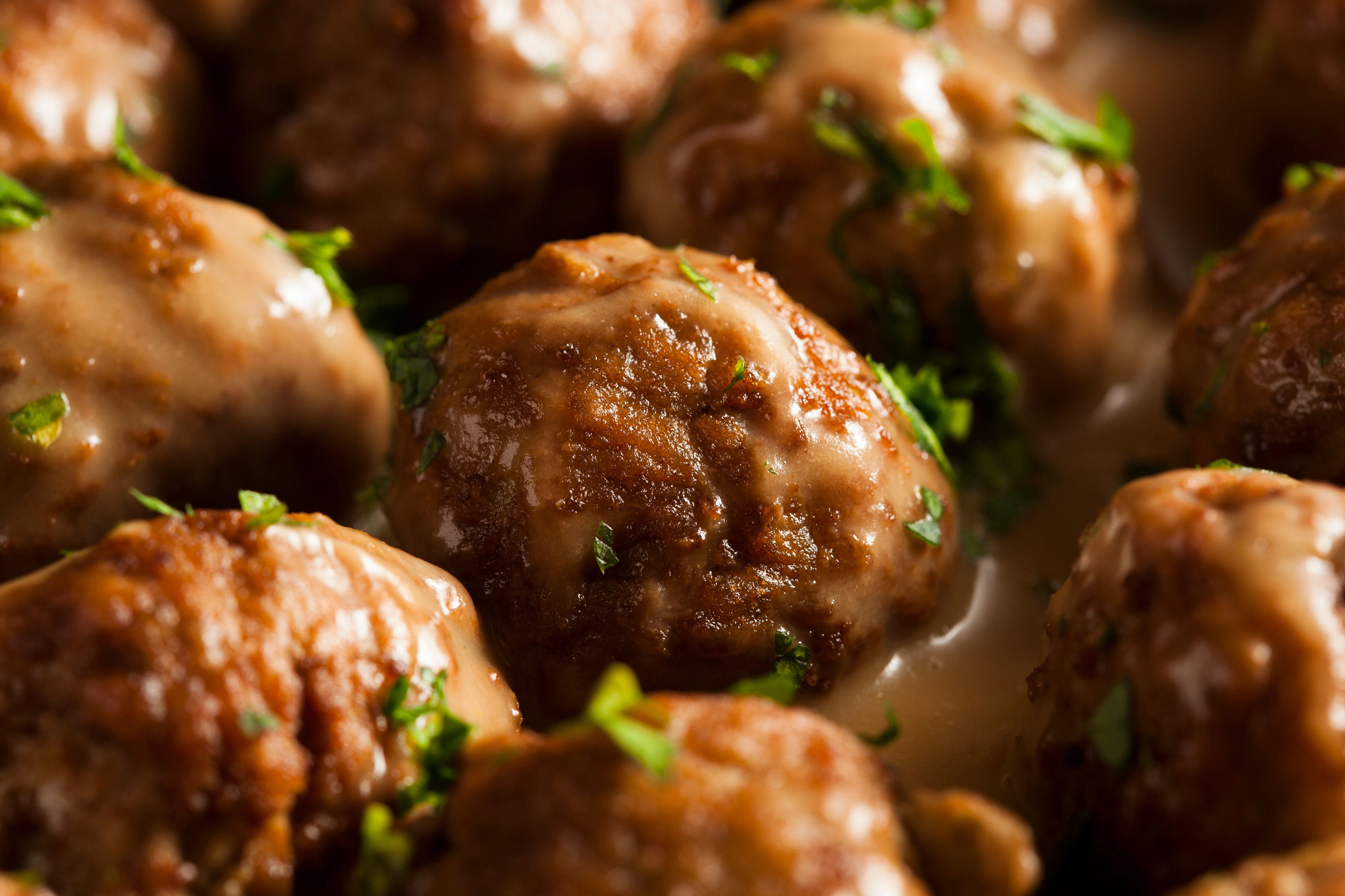 Schwedisches Rezept: Geheimtipp aus der schwedischen Küche — Ein Teelöffel Senf in der Köttbullar-Mischung sorgt für eine extra würzige Note und gibt den Fleischbällchen das gewisse Etwas!