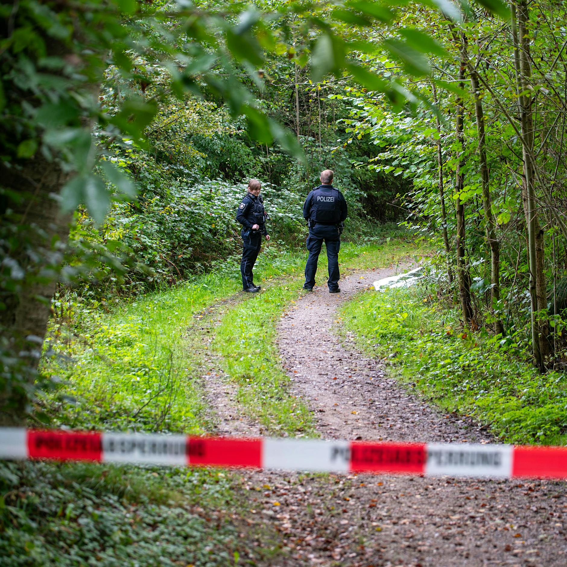 Erschossen vom Ehemann: Frauenleiche lag auf einem einsamen Waldweg