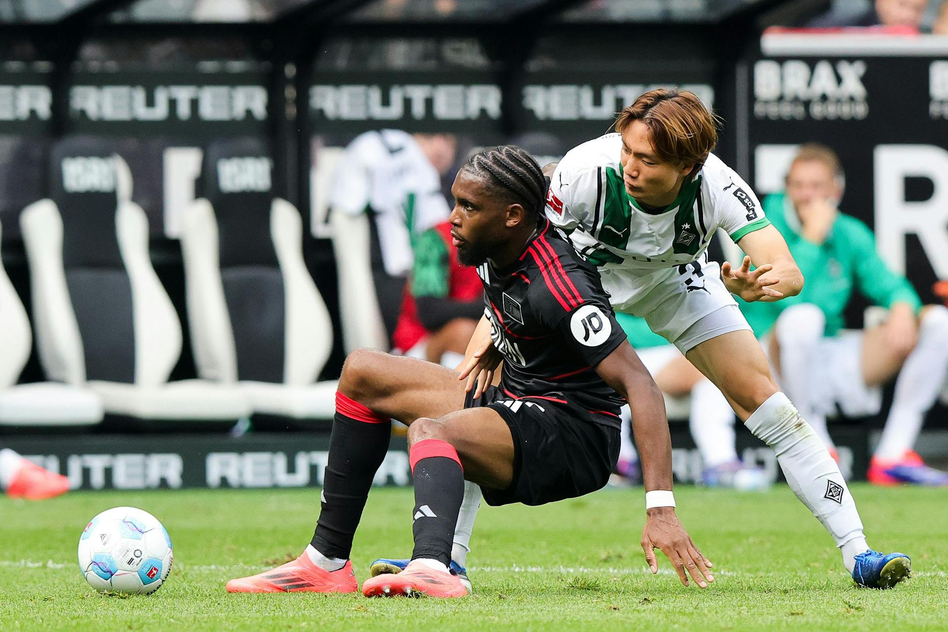 Union Berlins Jordan Siebatcheu (l.) war sehr engagiert, blieb an letztjähriger Wirkungsstätte erneut ohne Torerfolg.