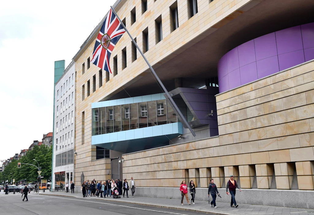 „Letzte Generation“: Suppen-Angriff auf britische Botschaft in Berlin