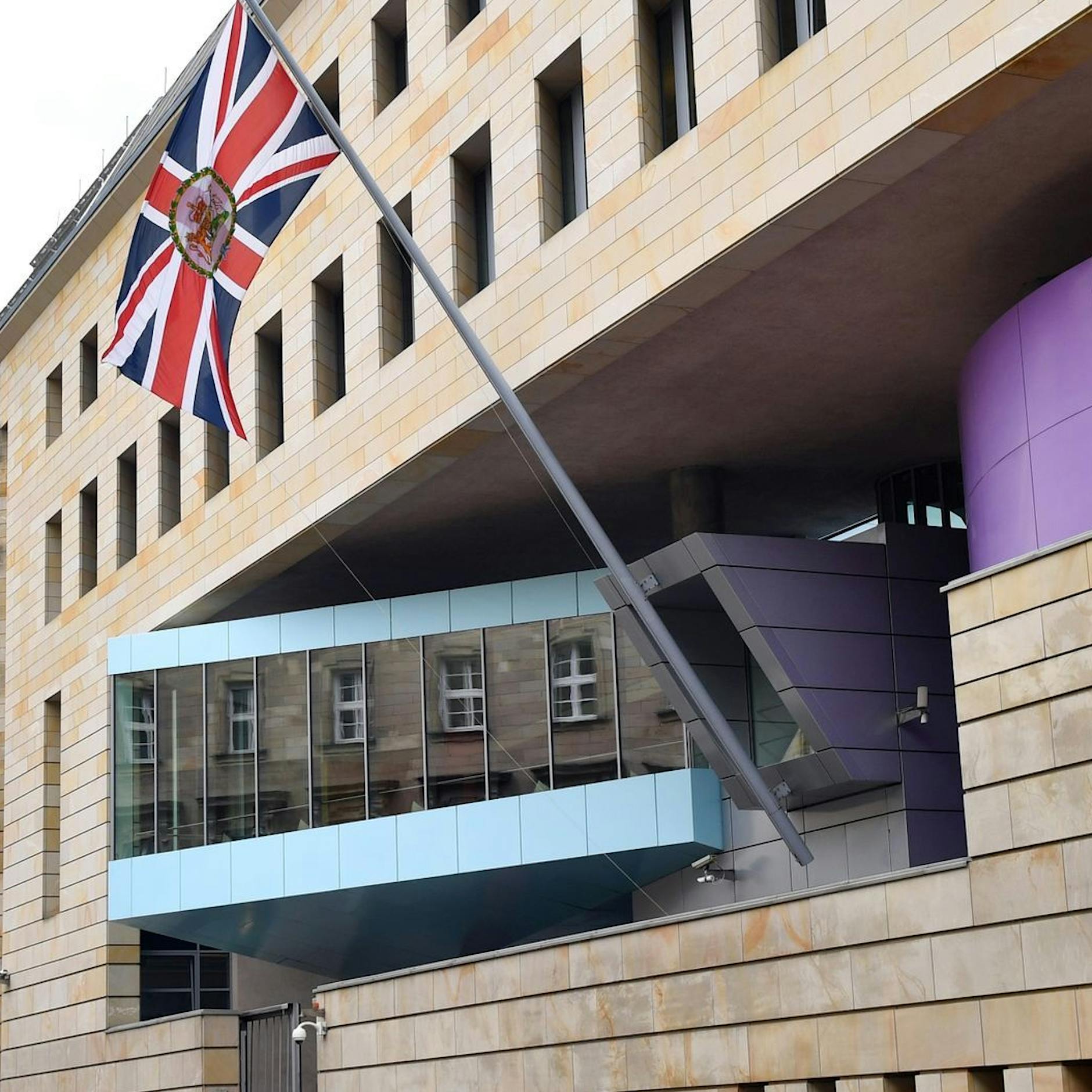 „Letzte Generation“: Suppen-Angriff auf britische Botschaft in Berlin