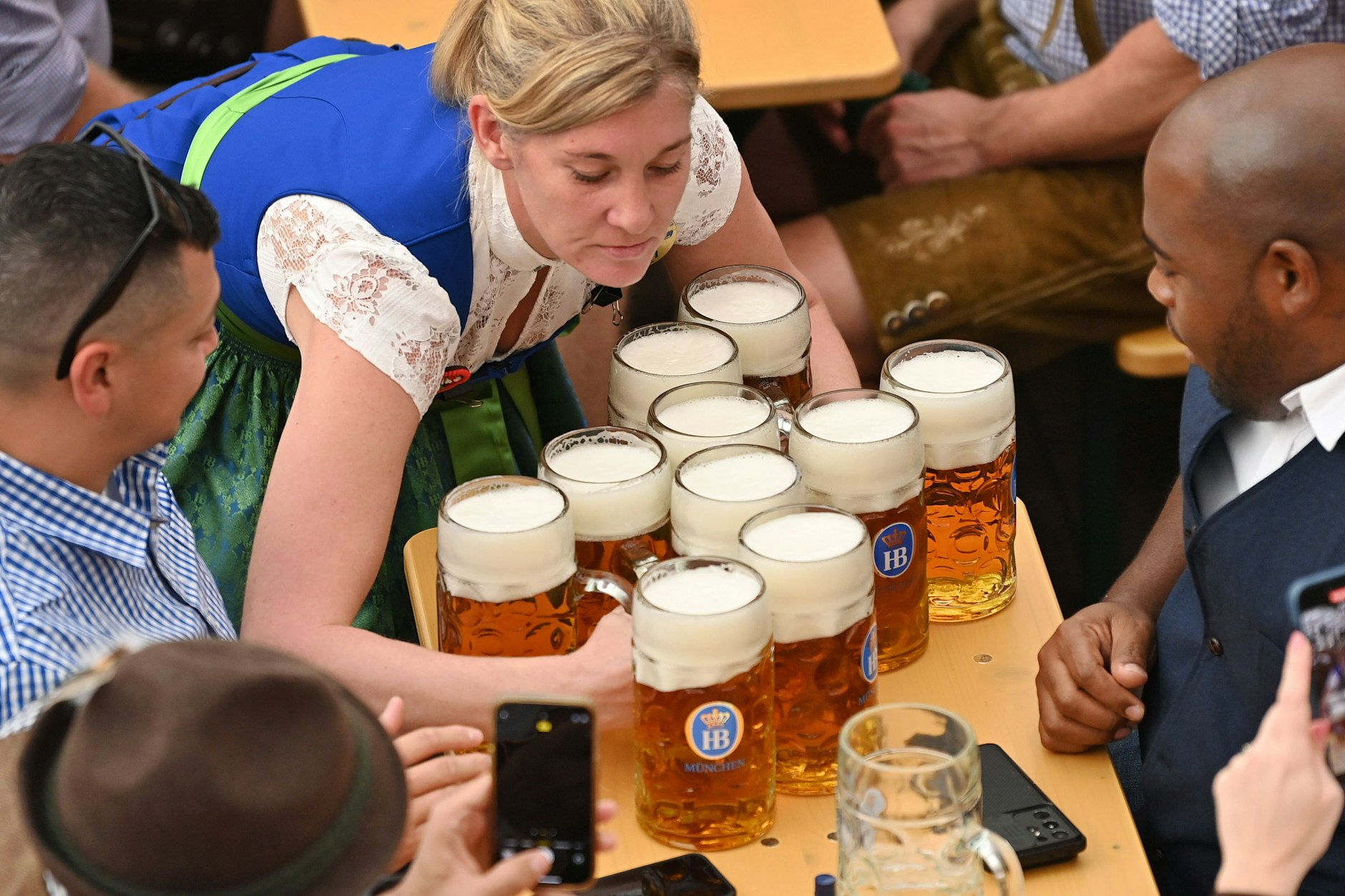 Auf dem Oktoberfest wird viel getrunken - und es kommt immer wieder zu größeren und kleineren Notfällen.