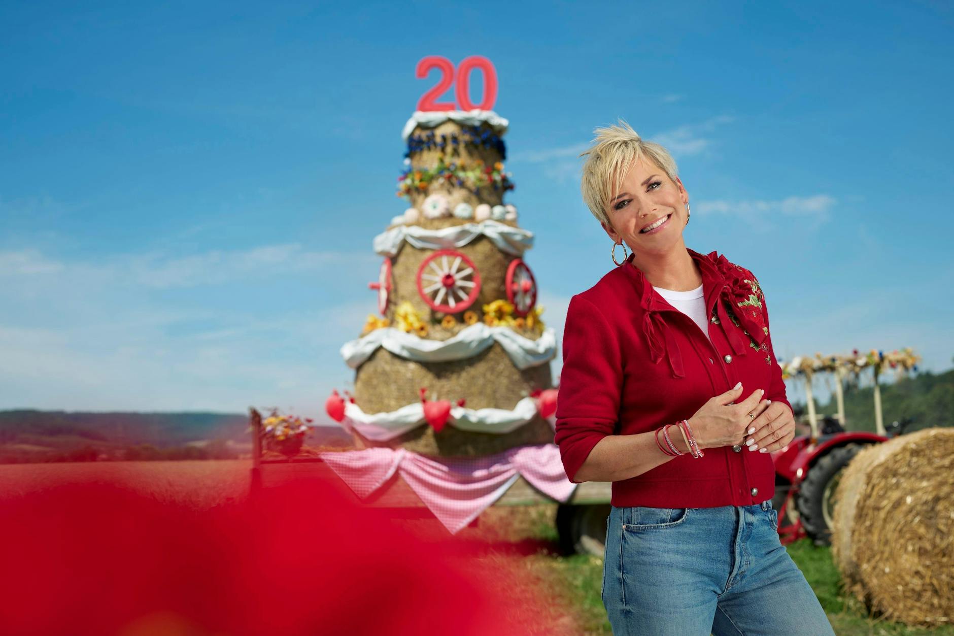 Inka Bause präsentiert die 20. Staffel der RTL-Flirtshow "Bauer sucht Frau".