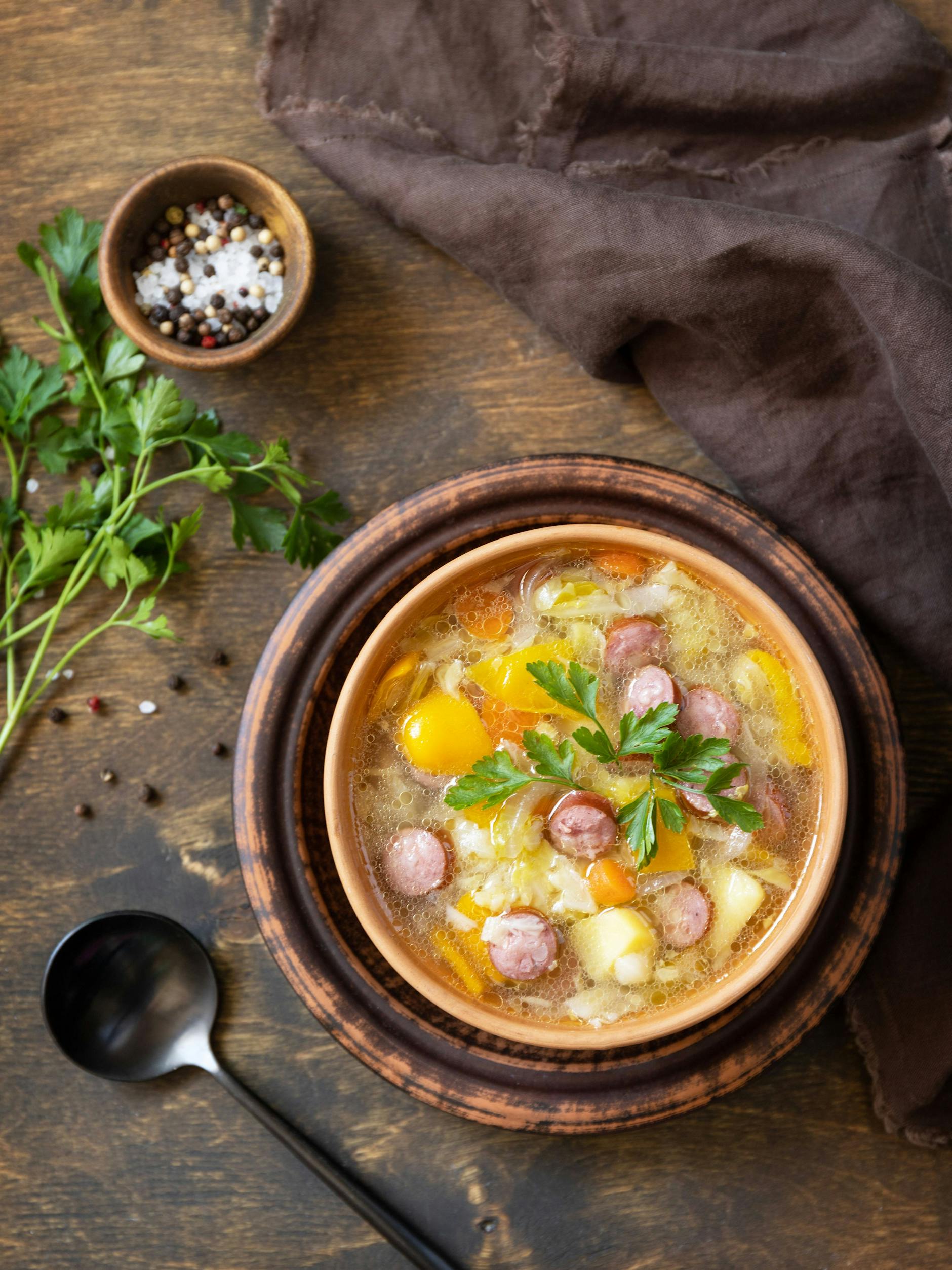 Dieses Rezept für Kohleintopf mit Weißkohl, Kartoffeln, Möhren und Bockwurst wird Ihnen jeden kalten Abend versüßen!