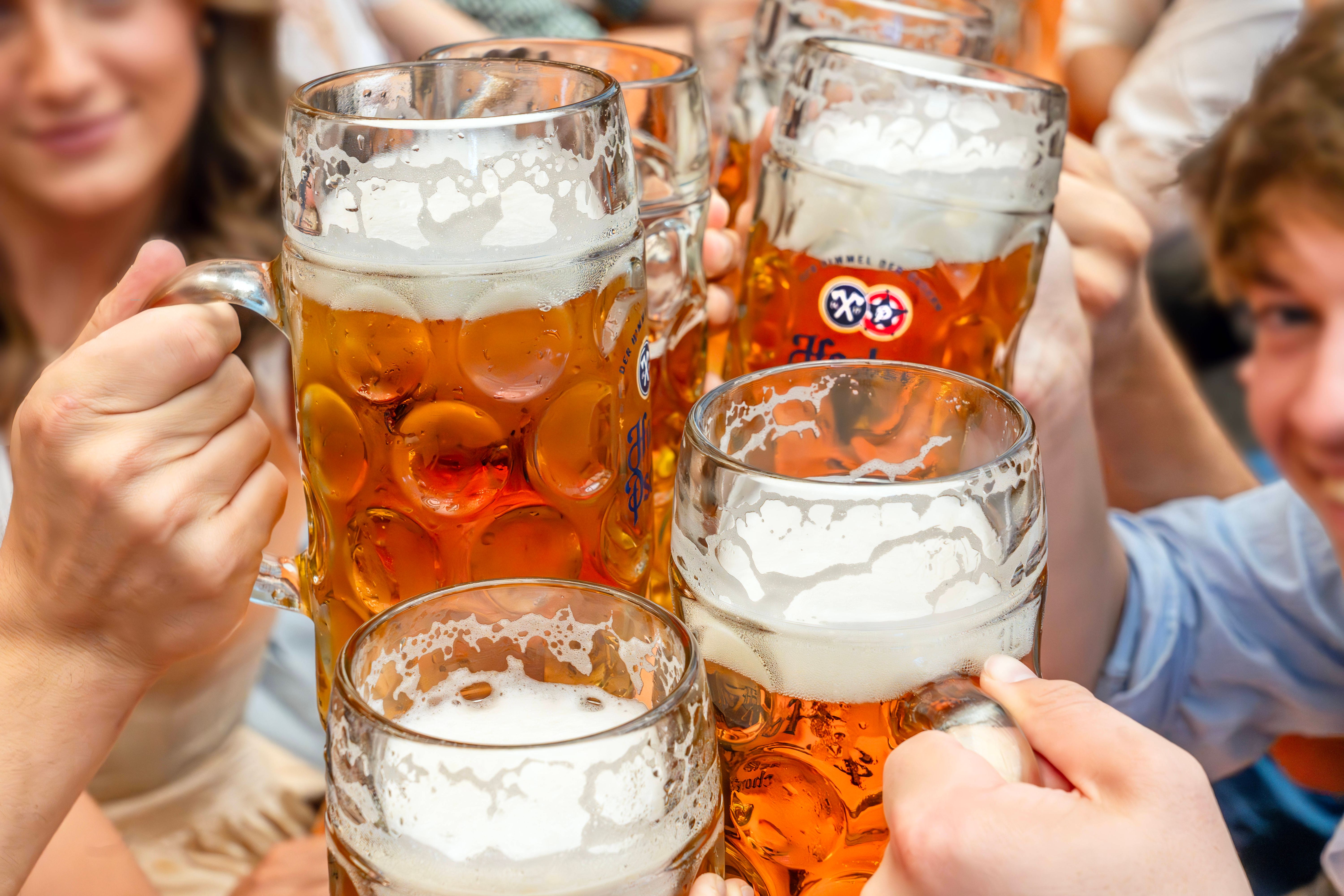 So viel verdient ein Oktoberfest-Wirt, wenn alle im Zelt einen Schluck trinken