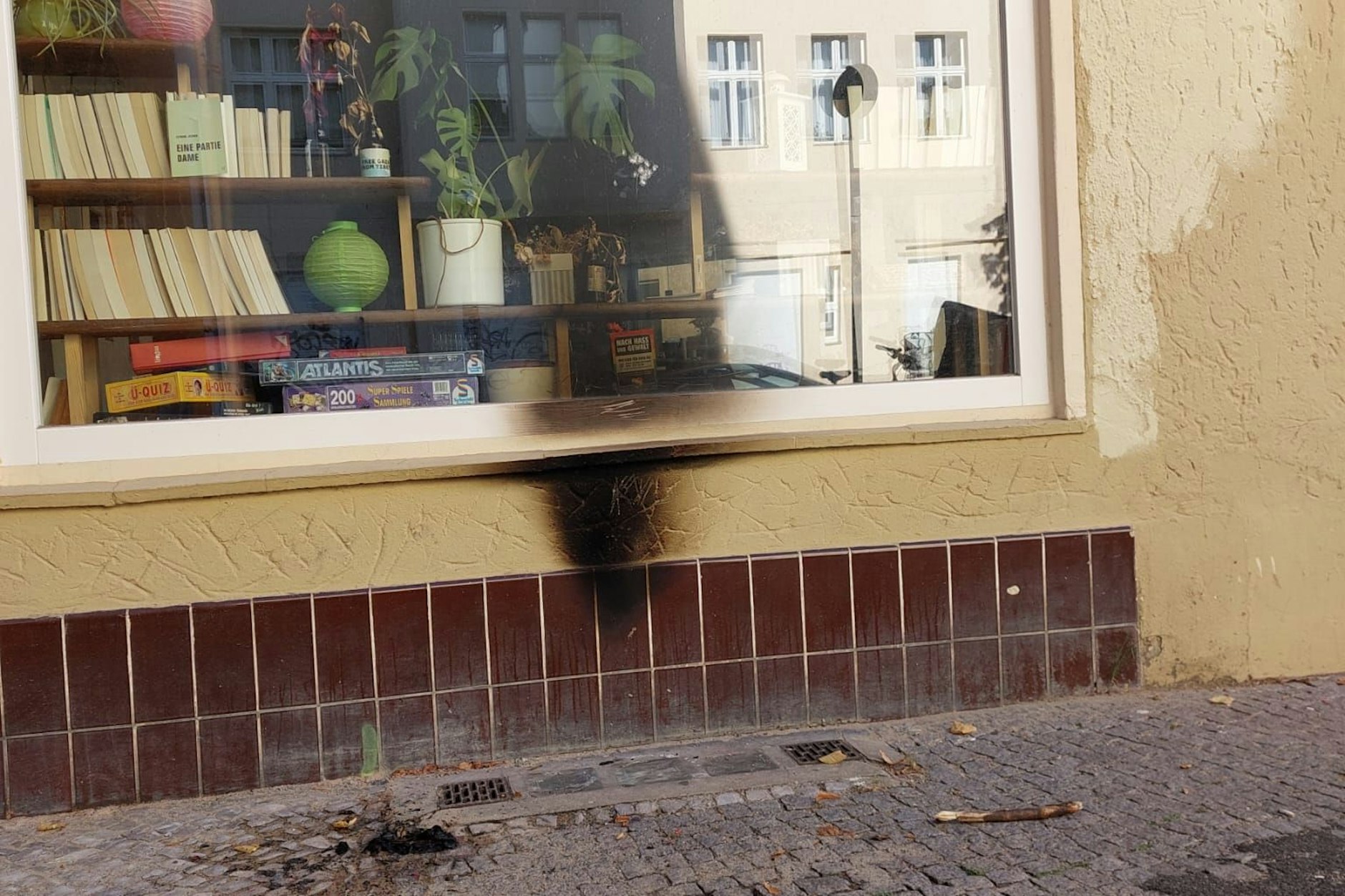 Rußspuren an der Fassade der Kneipe Bajszel in Neukölln