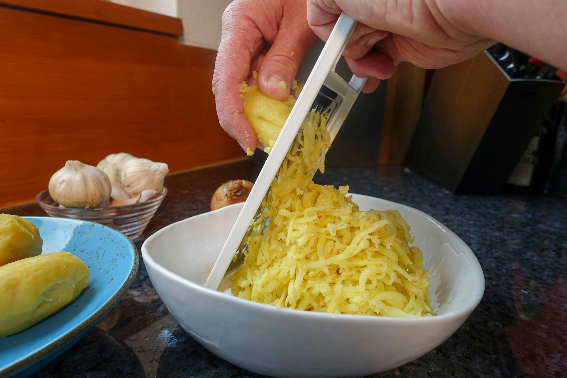Die Kartoffeln sollen grob geraspelt werden. 