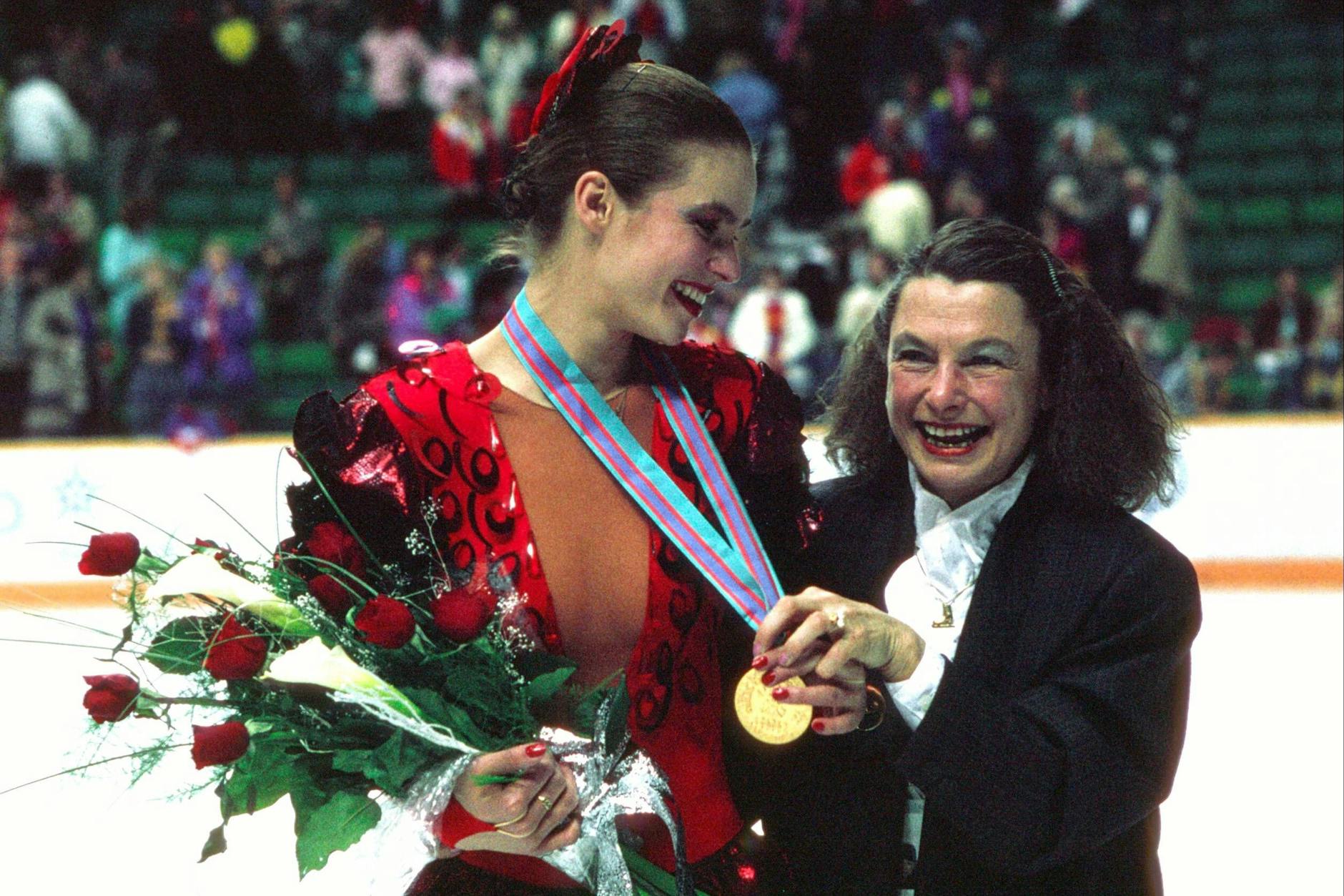 Katarina Witt mit ihrer Trainerin Jutta Müller nach dem Olympiasieg in Calgary (1988): Insgesamt wurde Witt zweimal Olympiasiegerin, holte vier WM- und sechs EM-Titel.