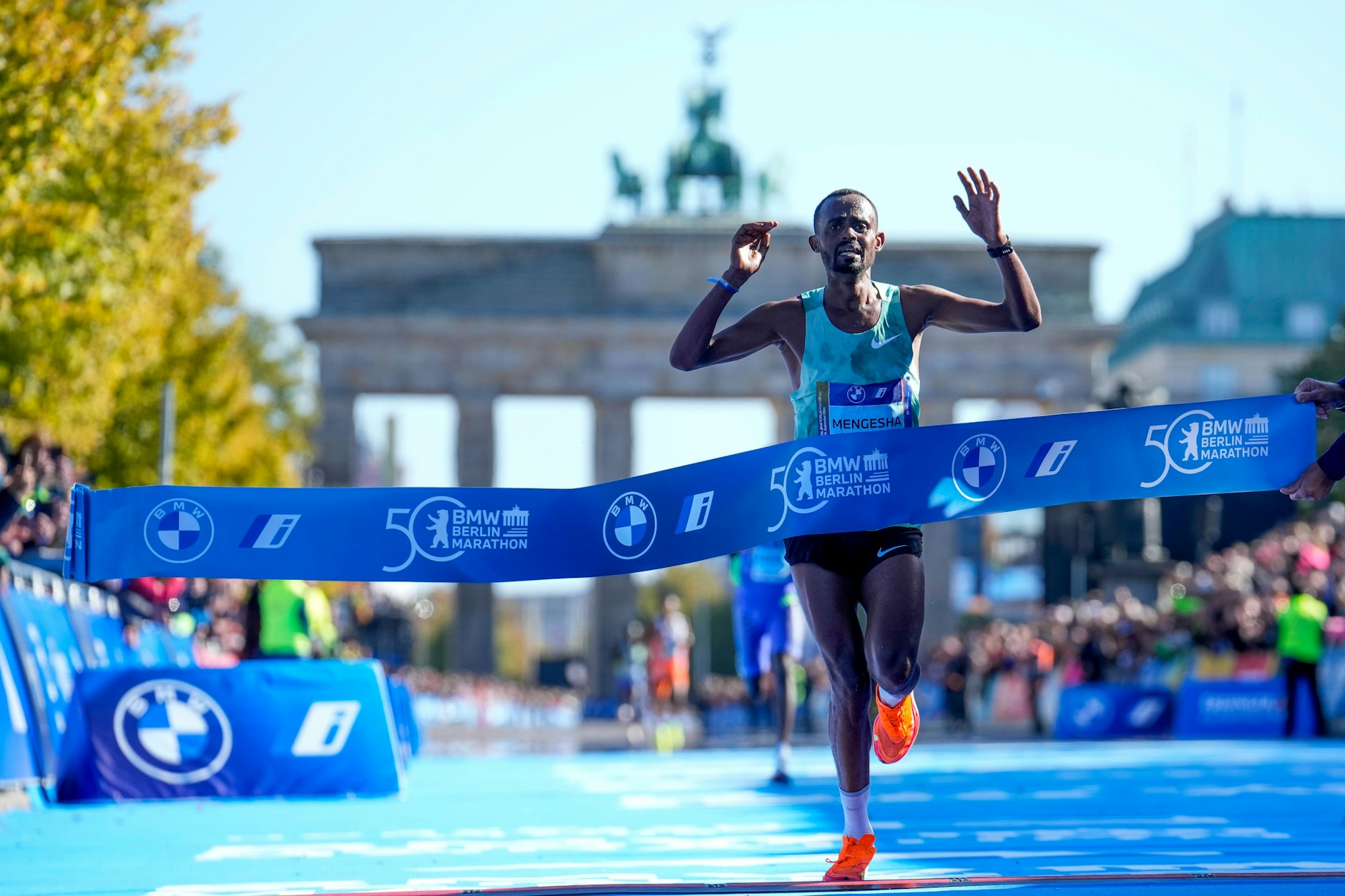Milkesa Mengesha aus Äthiopien jubelt beim Überqueren der Ziellinie über seinen Sieg bei den Männern beim Berlin-Marathon in Berlin, Deutschland, Sonntag, 29. September 2024.