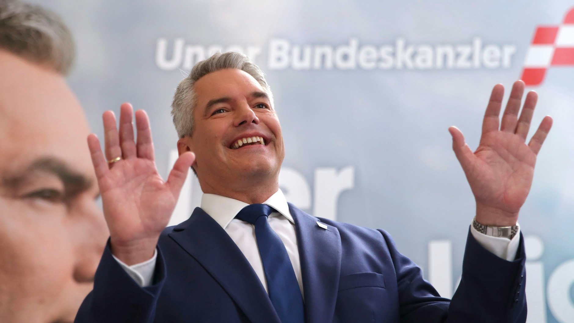 Kanzler Karl Nehammer und seine ÖVP verloren mehr als 11 Prozent. Bleibt er trotzdem Kanzler?