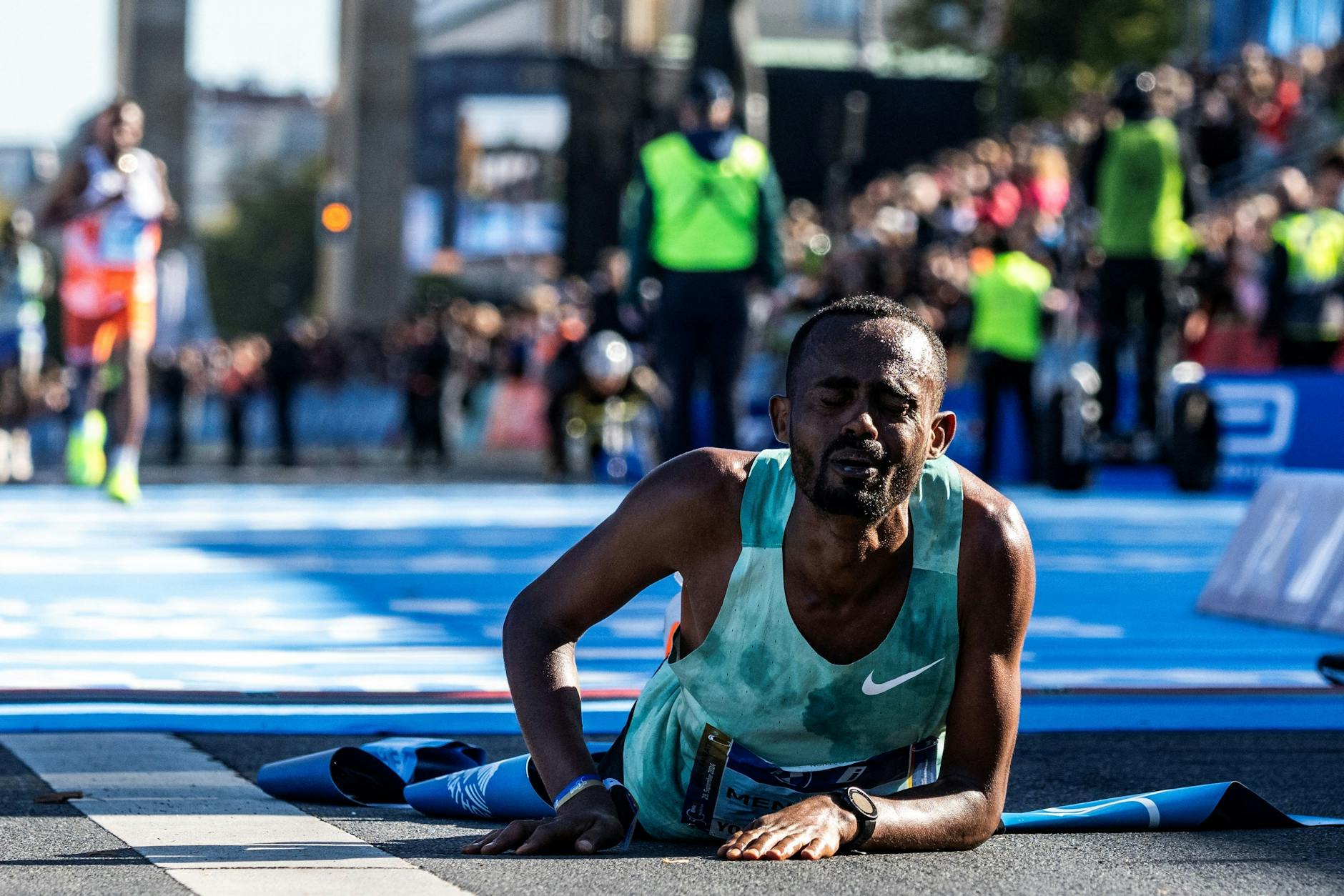 Ende eines dramatischen Rennens: Der Äthiopier Milkesa Mengesha kann kaum fassen, dass er den 50. Berlin-Marathon gewonnen hat.