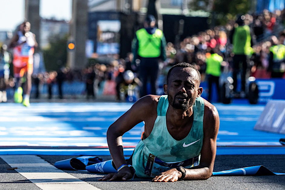 Ende eines dramatischen Rennens: Der Äthiopier Milkesa Mengesha kann kaum fassen, dass er den 50. Berlin-Marathon gewonnen hat.