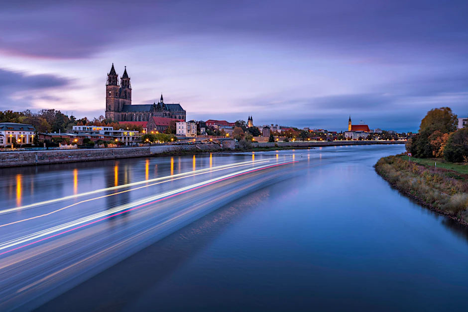 Die Ursprünge des Magdeburger Doms, gelegen westlich der Elbe, gehen auf das Jahr 937 zurück. An der Elbe endete das Reich Karls des Großen. Östlich lag slawisches Heidenland.