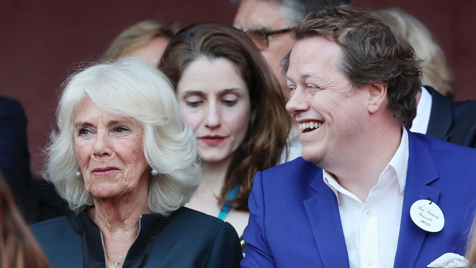 Königin Camilla und Tom Parker Bowles (r.) bei einer Veranstaltung. Der Sohn der Königin hat ein Buch über die Essgewohnheiten im Palast geschrieben.