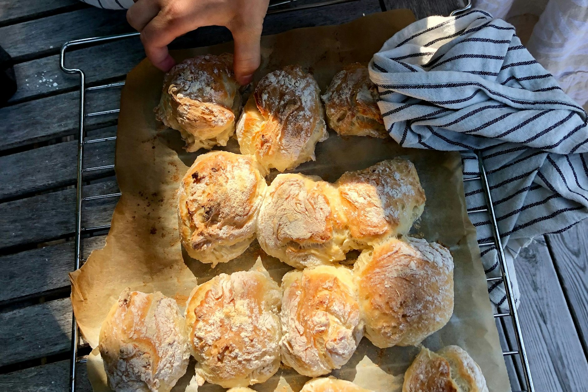 Rezept: Mit diesem einfachen Über-Nacht-Hefeteig zaubern Sie frische Brötchen am Morgen – perfekt für ein langes, entspanntes Frühstück, wie hier, an der schwedischen Westküste!