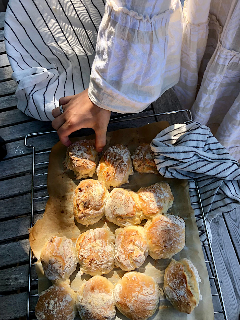 Rezept: Mit diesem einfachen Über-Nacht-Hefeteig zaubern Sie frische Brötchen am Morgen – perfekt für ein langes, entspanntes Frühstück, wie hier, an der schwedischen Westküste! 