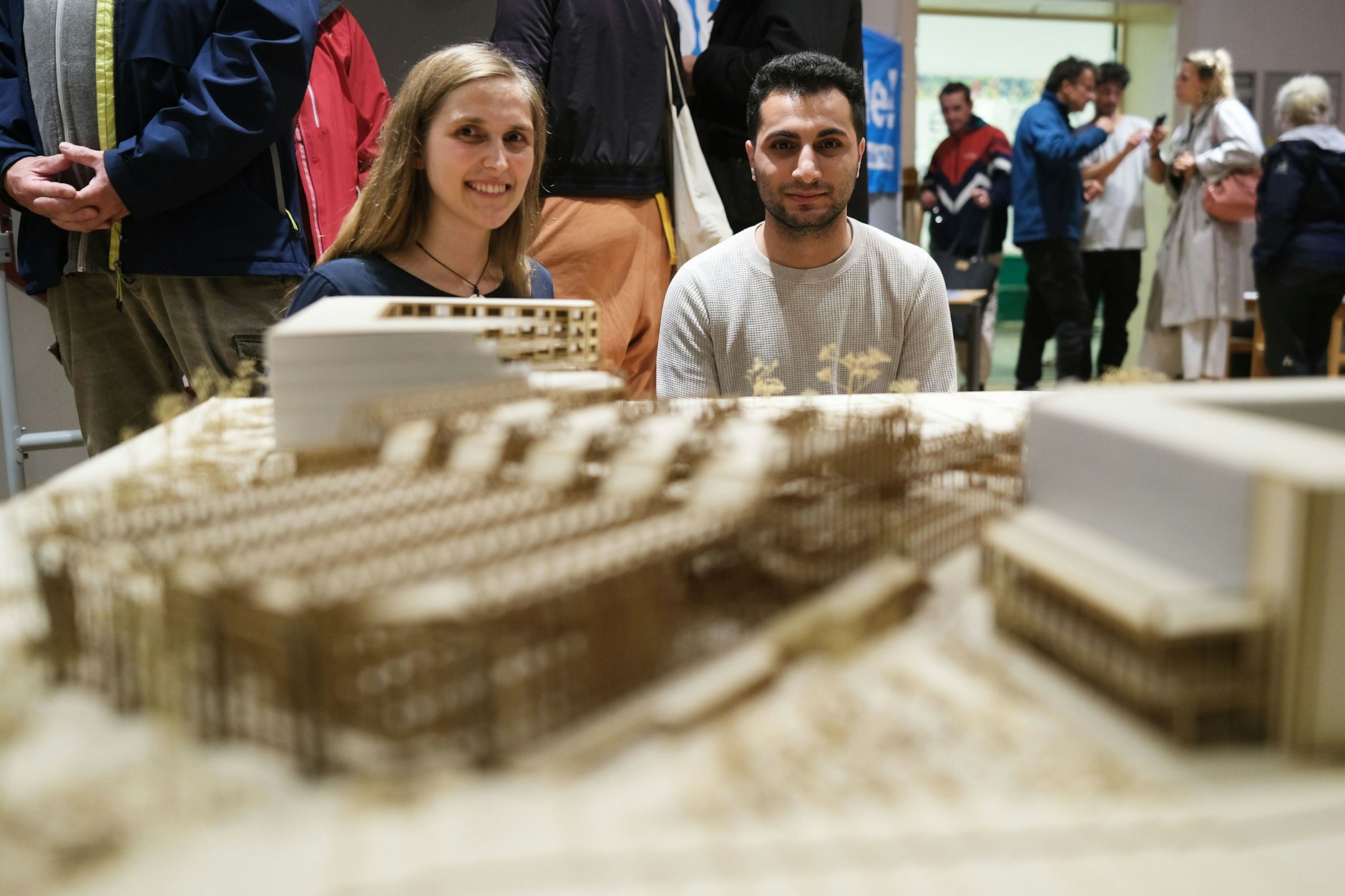 Elisabeth Guericke (27) und Ilhun Güngör (28): Die beiden TU-Architektur-Studenten zeigen mit einem Modell, dass man das SEZ trotz Wohnungsbau erhalten kann.&nbsp;