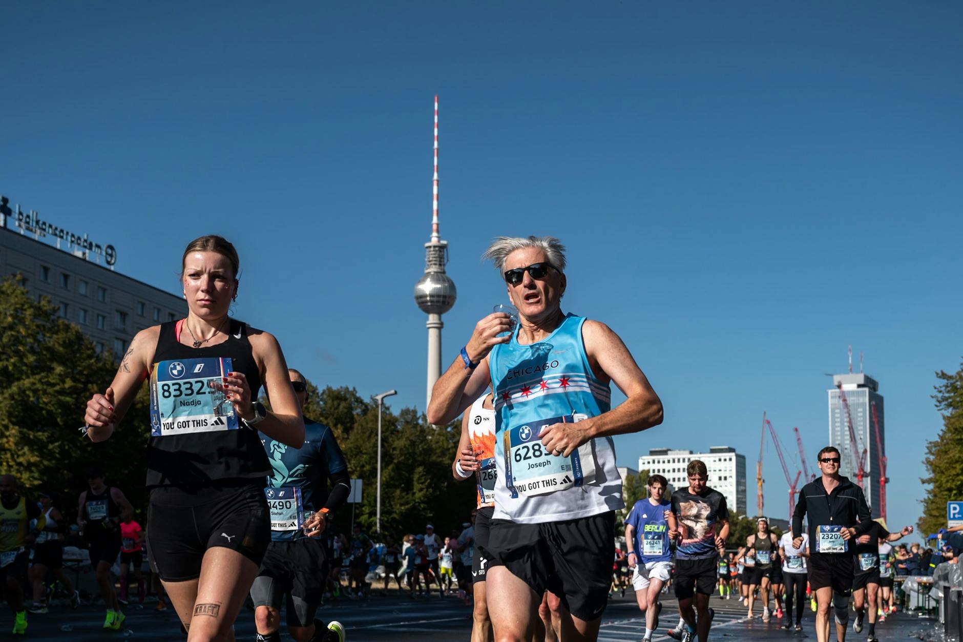 Vom Strausberger Platz zum Ziel am Brandenburger Tor ist es noch ein ganzes Stück. Erst rund ein Viertel des Weges liegt hinter diesen Läufern.