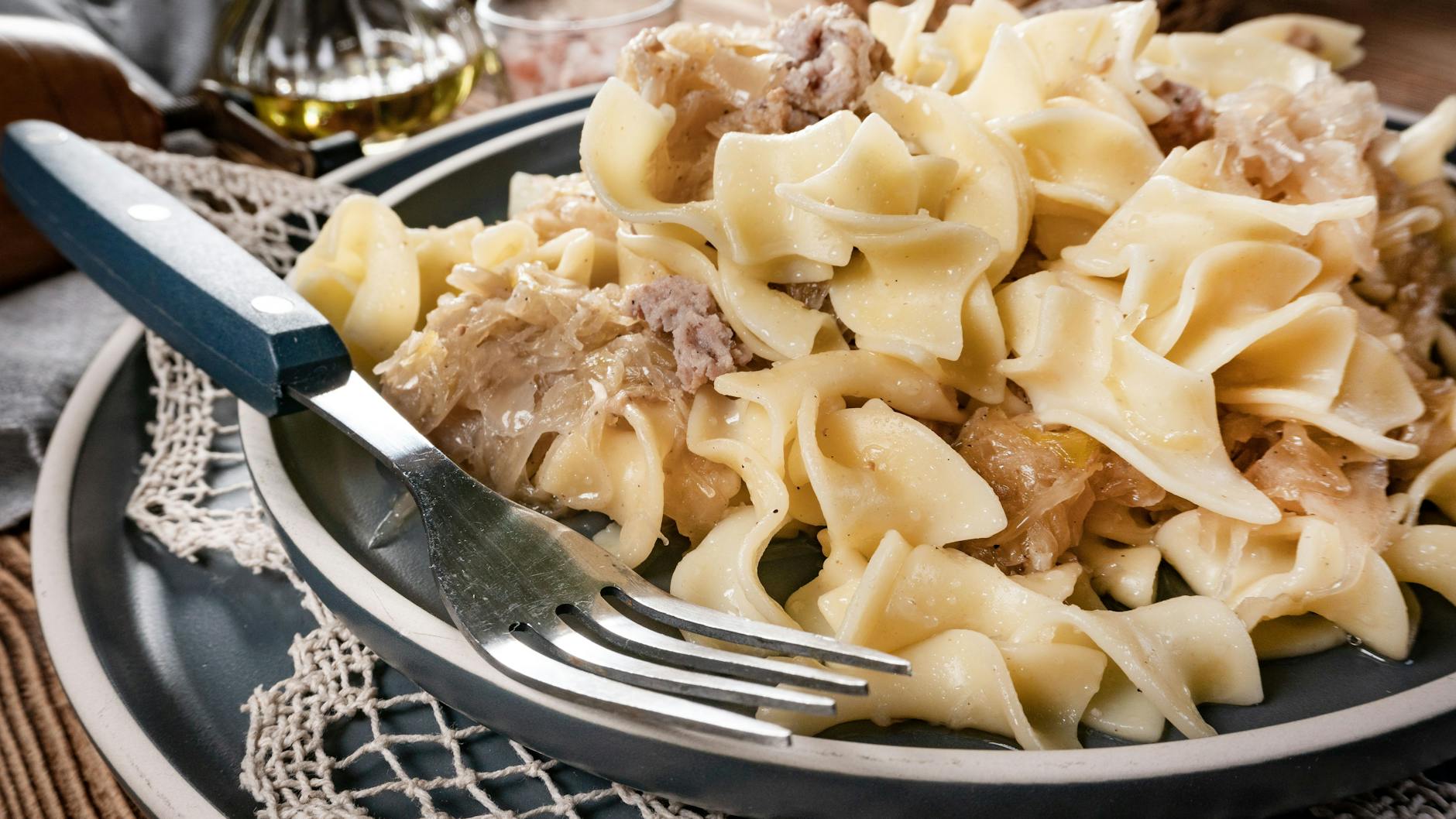 Leckere Lazanki: Die polnischen Krautnudeln nach diesem Rezept können auch mit etwas angebratenem Hackfleisch verfeinert werden.