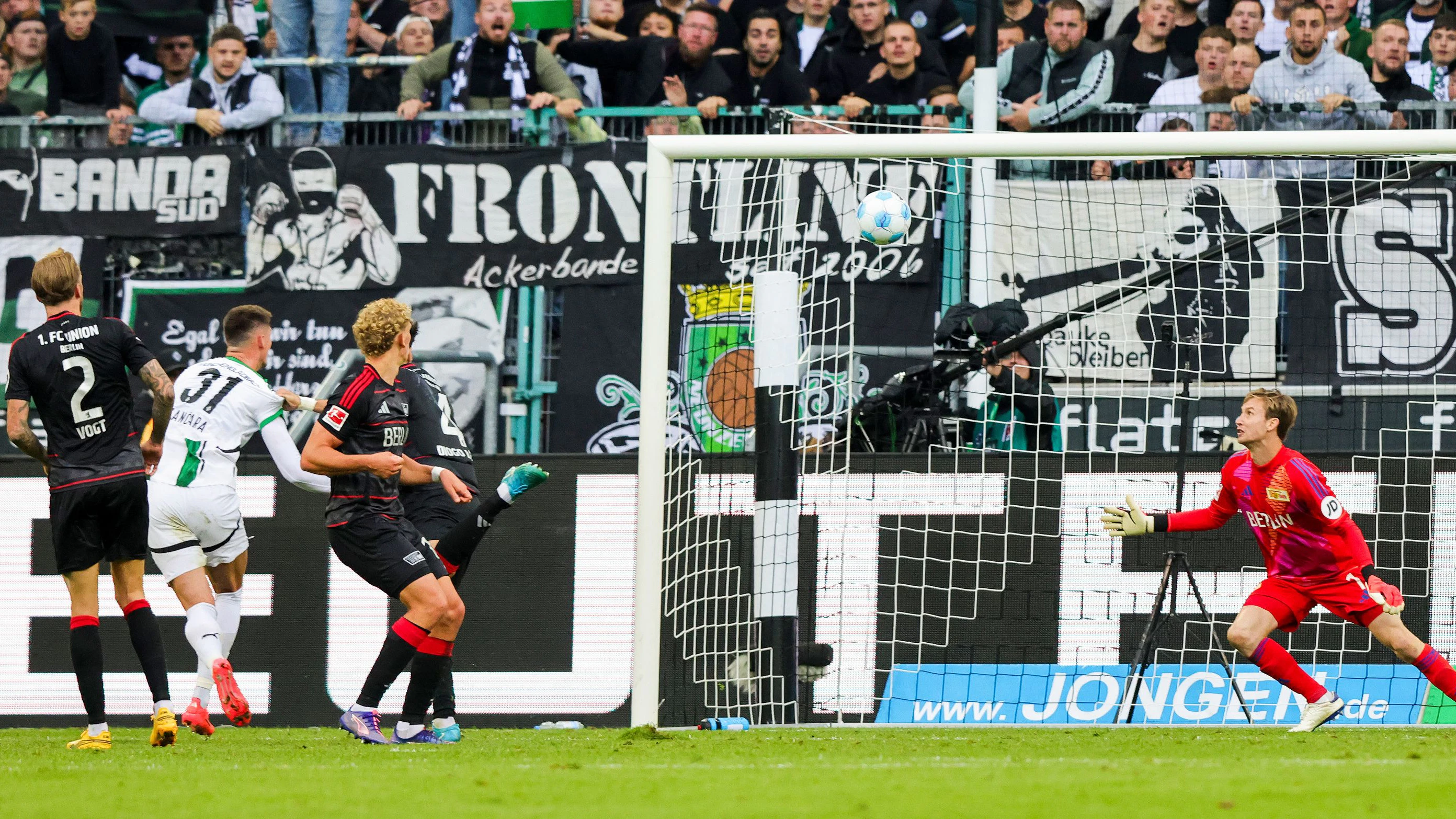 Unions Schock-Moment in Gladbach: Tomas Cvancara (2 .v. l.) trifft tief in der Nachspielzeit ins eiserne Herz.