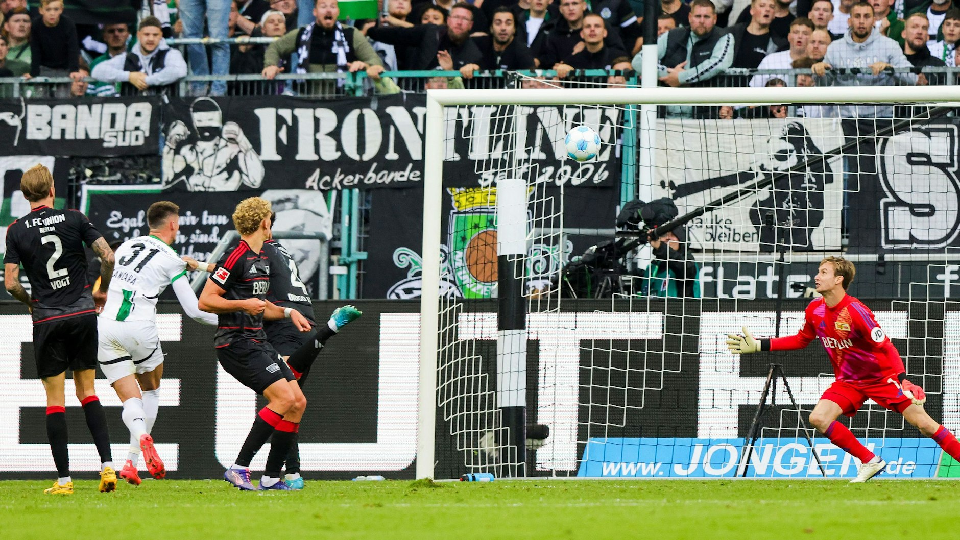 Unions Schock-Moment in Gladbach: Tomas Cvancara (2 .v. l.) trifft tief in der Nachspielzeit ins eiserne Herz.