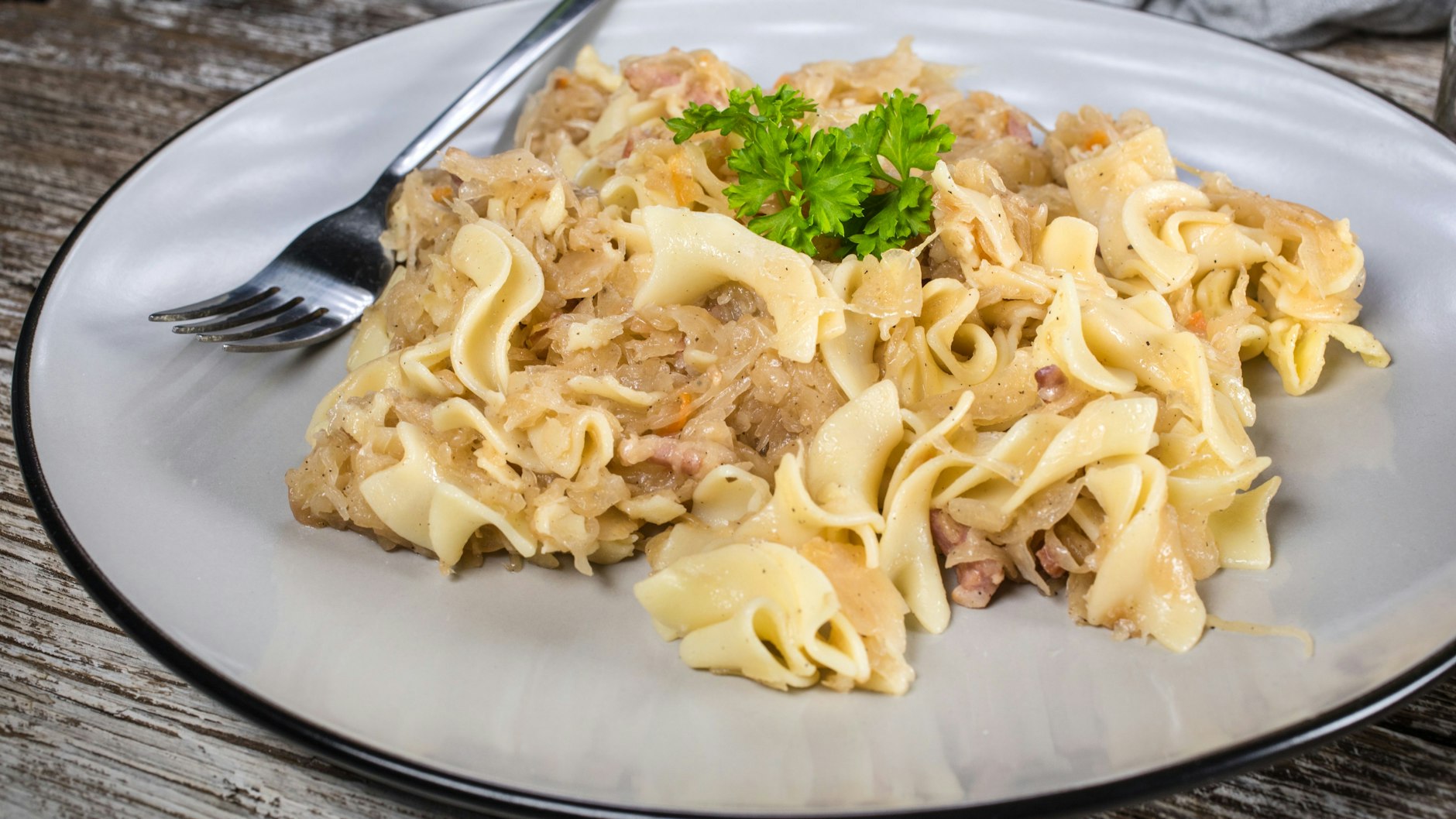 Krautnudeln sind ein Klassiker der Hausmannskost - beim Rezept für polnische Lazanki wird Sauerkraut verwendet.