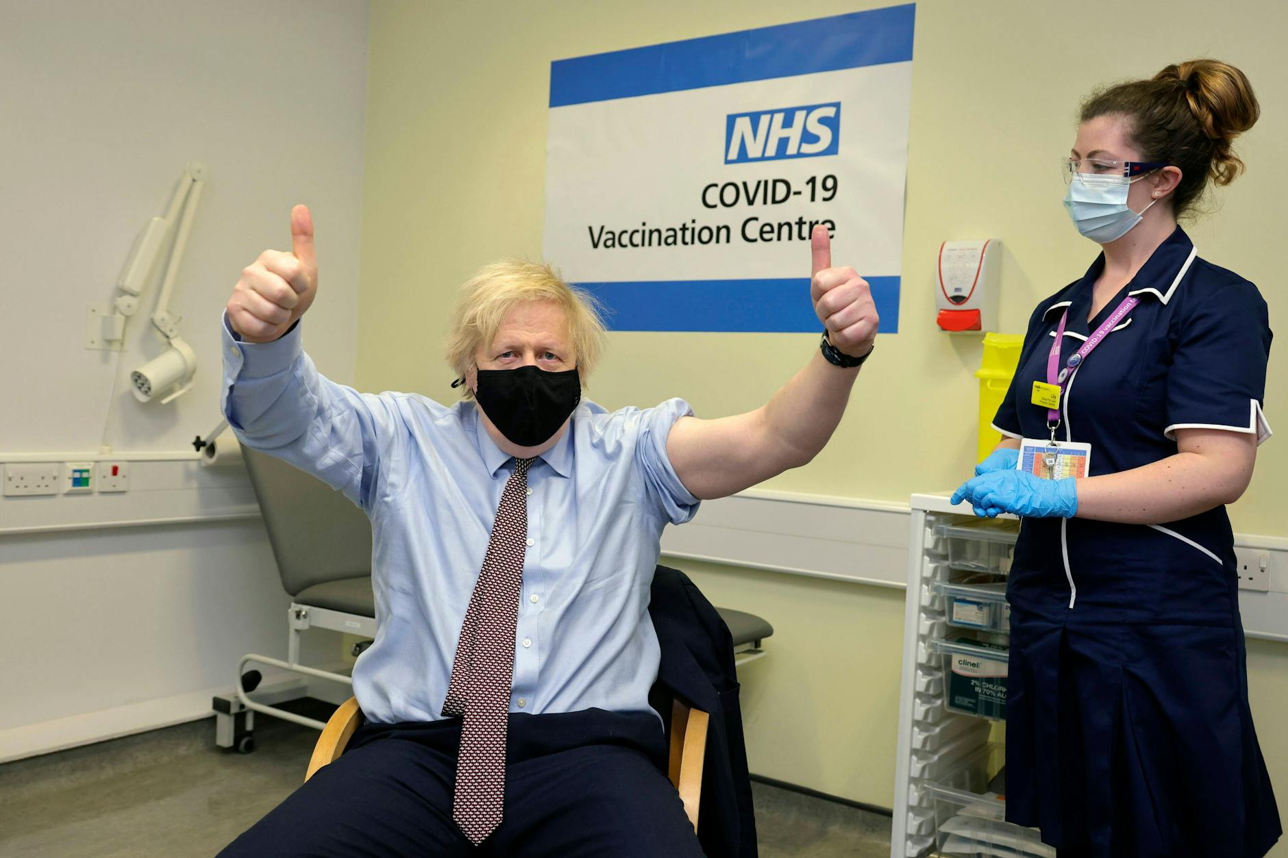 19.03.2021: Boris Johnson wird mit AstraZeneca gegen Covid-19 geimpft.