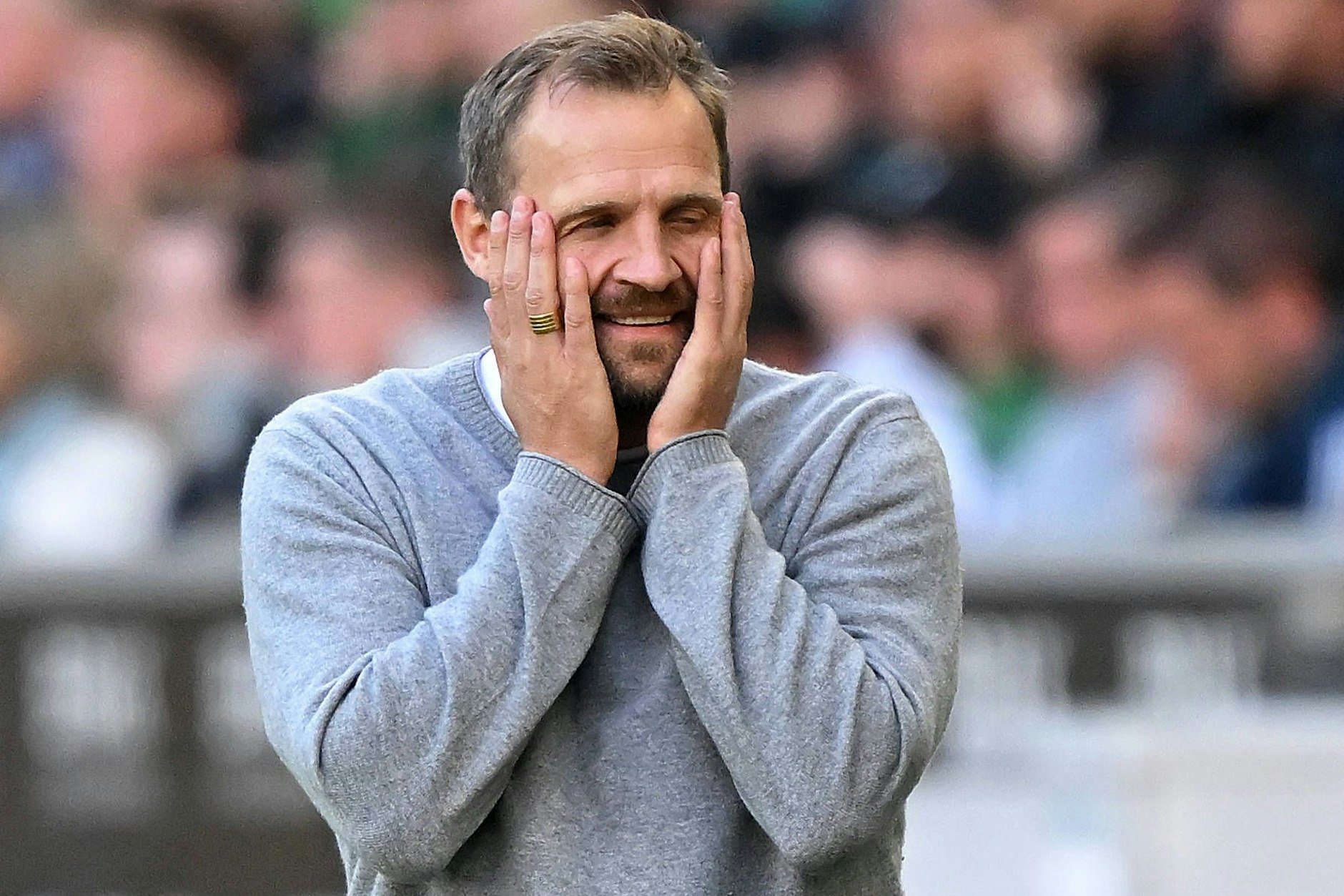 Union-Trainer Bo Svensson kann das späte Gegentor in Mönchengladbach kaum ertragen.