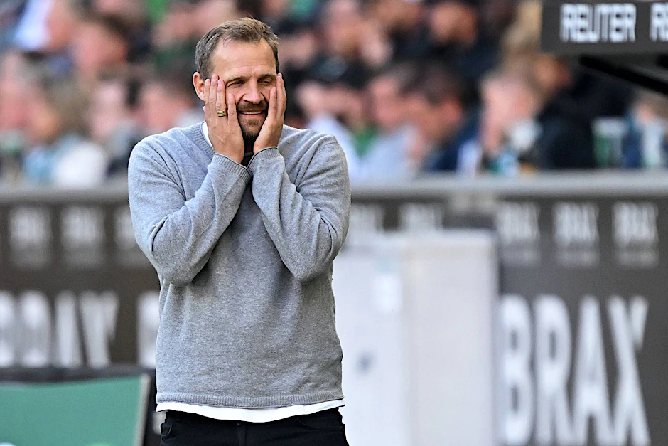 Union-Trainer Bo Svensson kann das späte Gegentor in Mönchengladbach kaum ertragen.