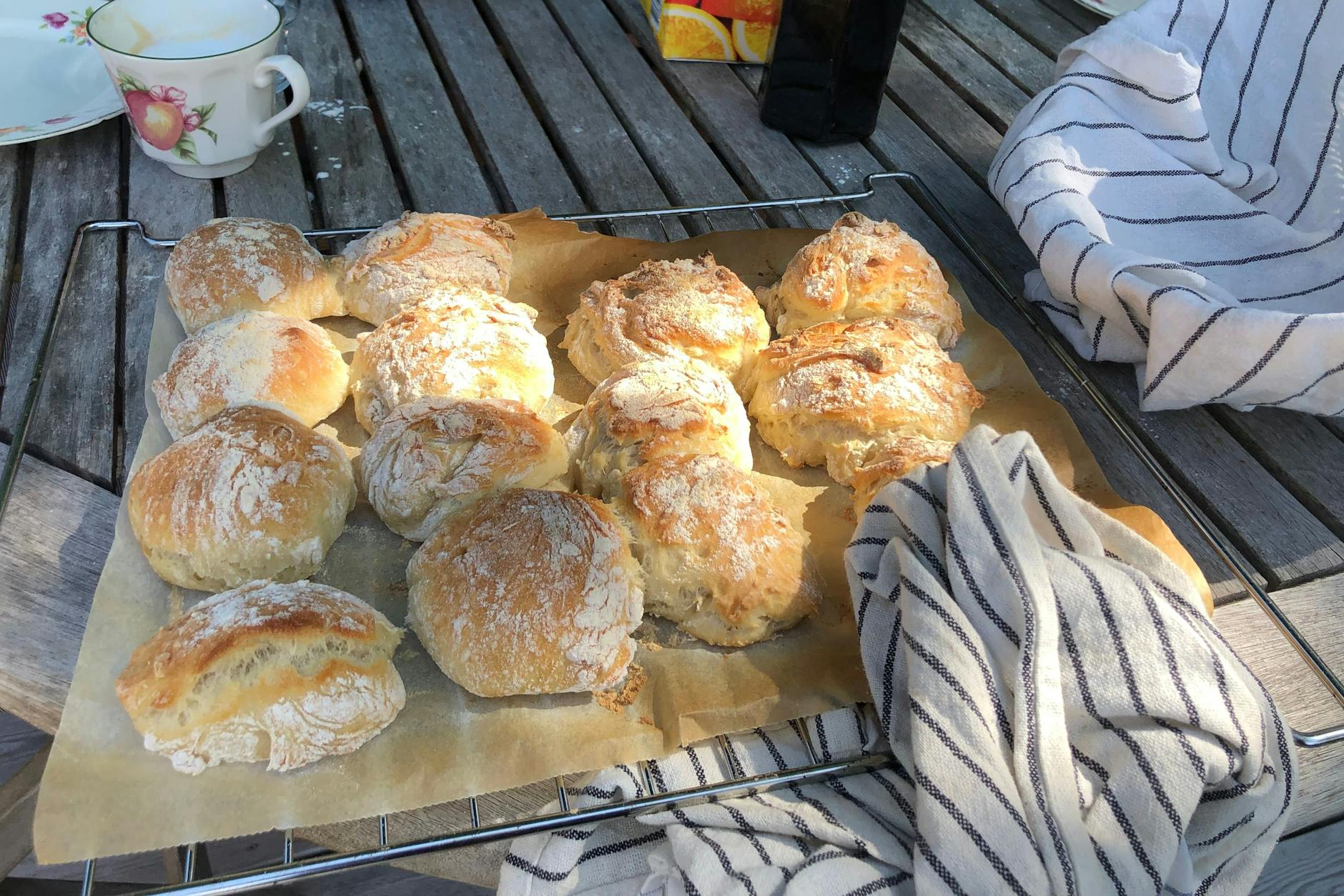 Knusprig von außen, weich und luftig von innen – diese frischen Hefebrötchen sind der perfekte Start in den Tag und duften nach purem Sommerglück. Können natürlich auch an gemütlichen Herbsttagen gebacken werden.