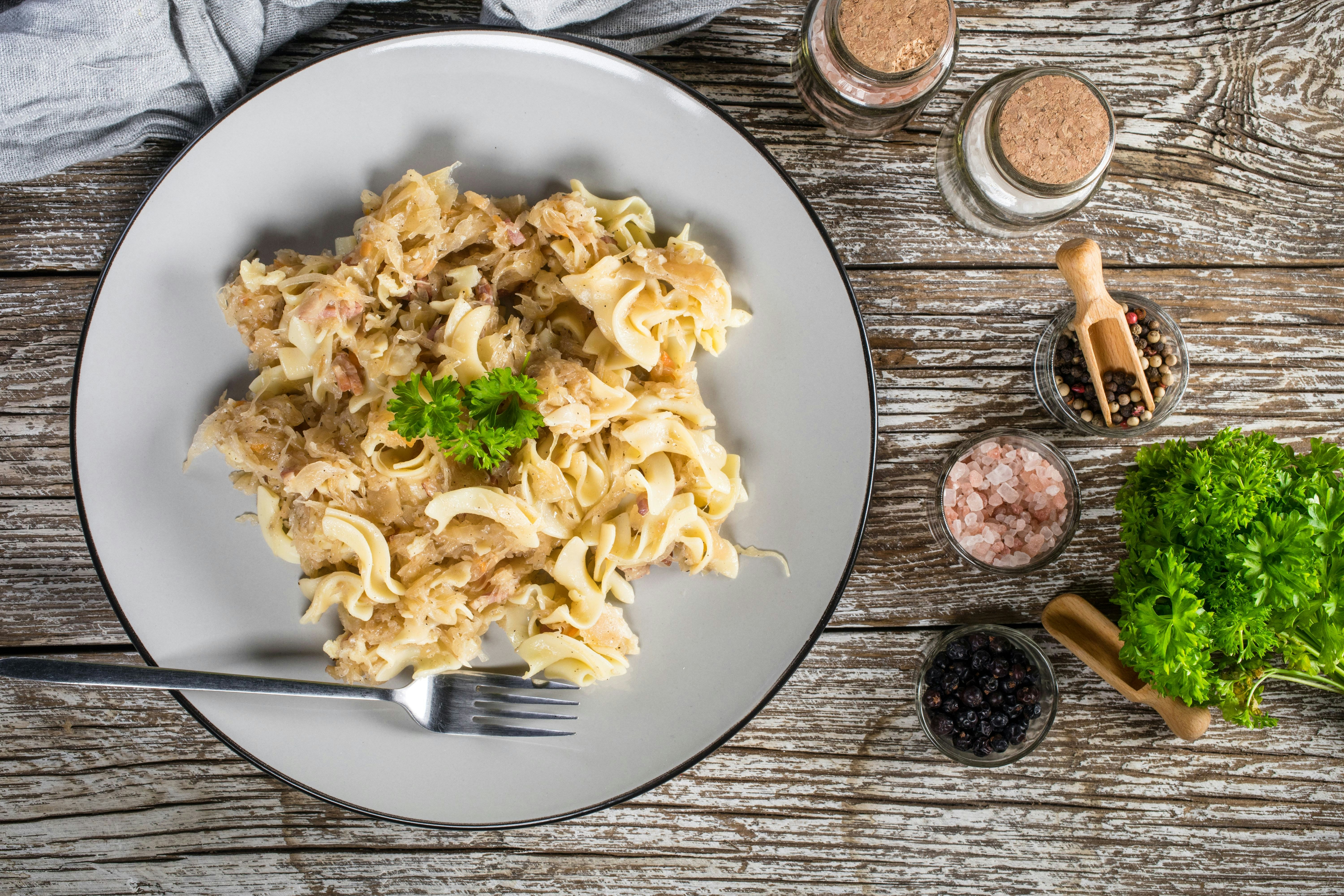 Rezept für Omas Kohlsuppe mit Bockwurst: Der Eintopf für den Herbst!