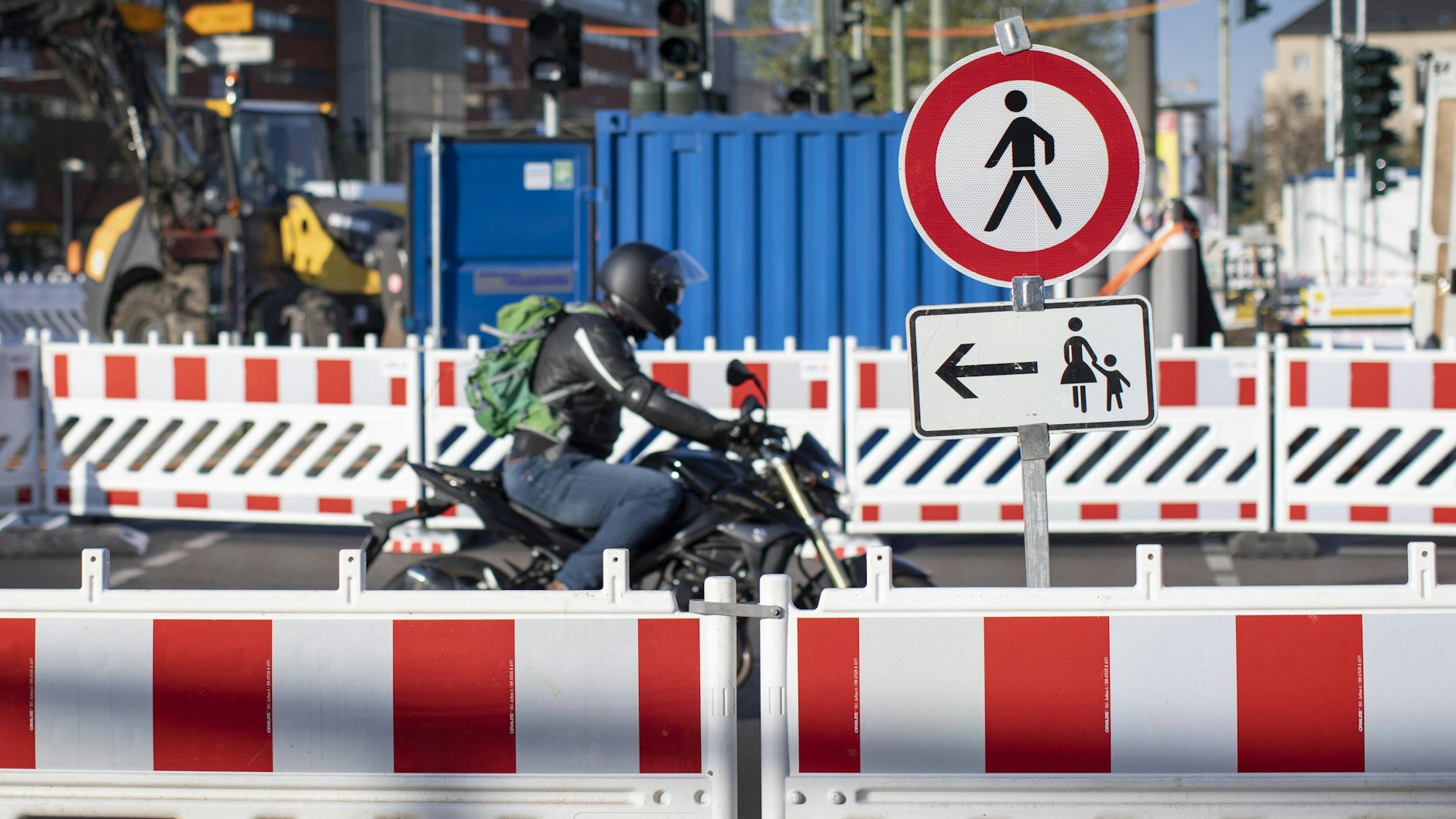 Keine neue Woche ohne neue Baustellen - doch Berlins Autofahrerinnen und Autofahrer sind daran gewöhnt, dass sie immer wieder Geduld brauchen.