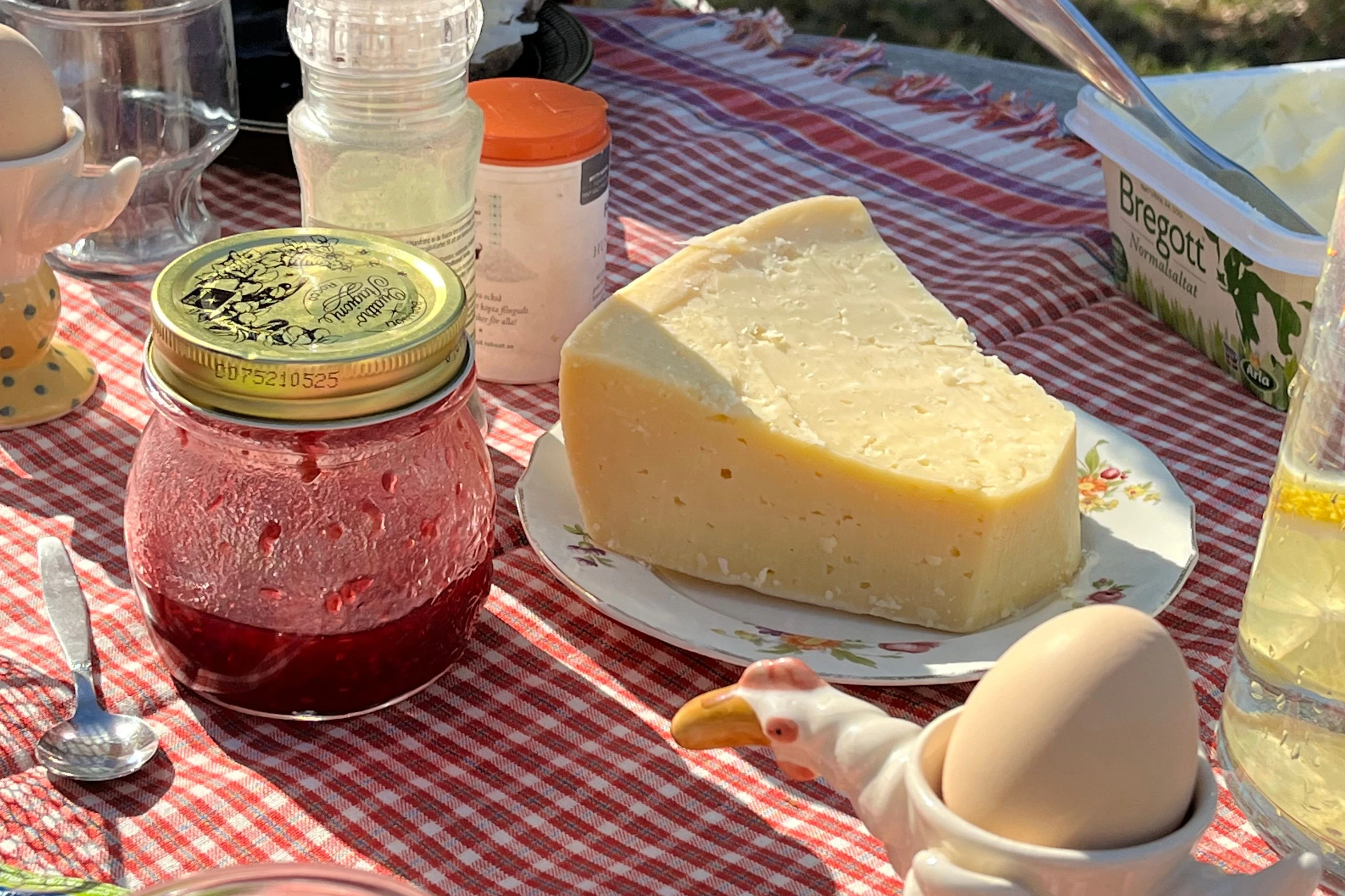 Diese frischen Brötchen passen perfekt zu selbstgemachter Marmelade, cremiger Butter, Honig oder herzhaften Belägen wie Käse und geräuchertem Lachs – ein Genuss!