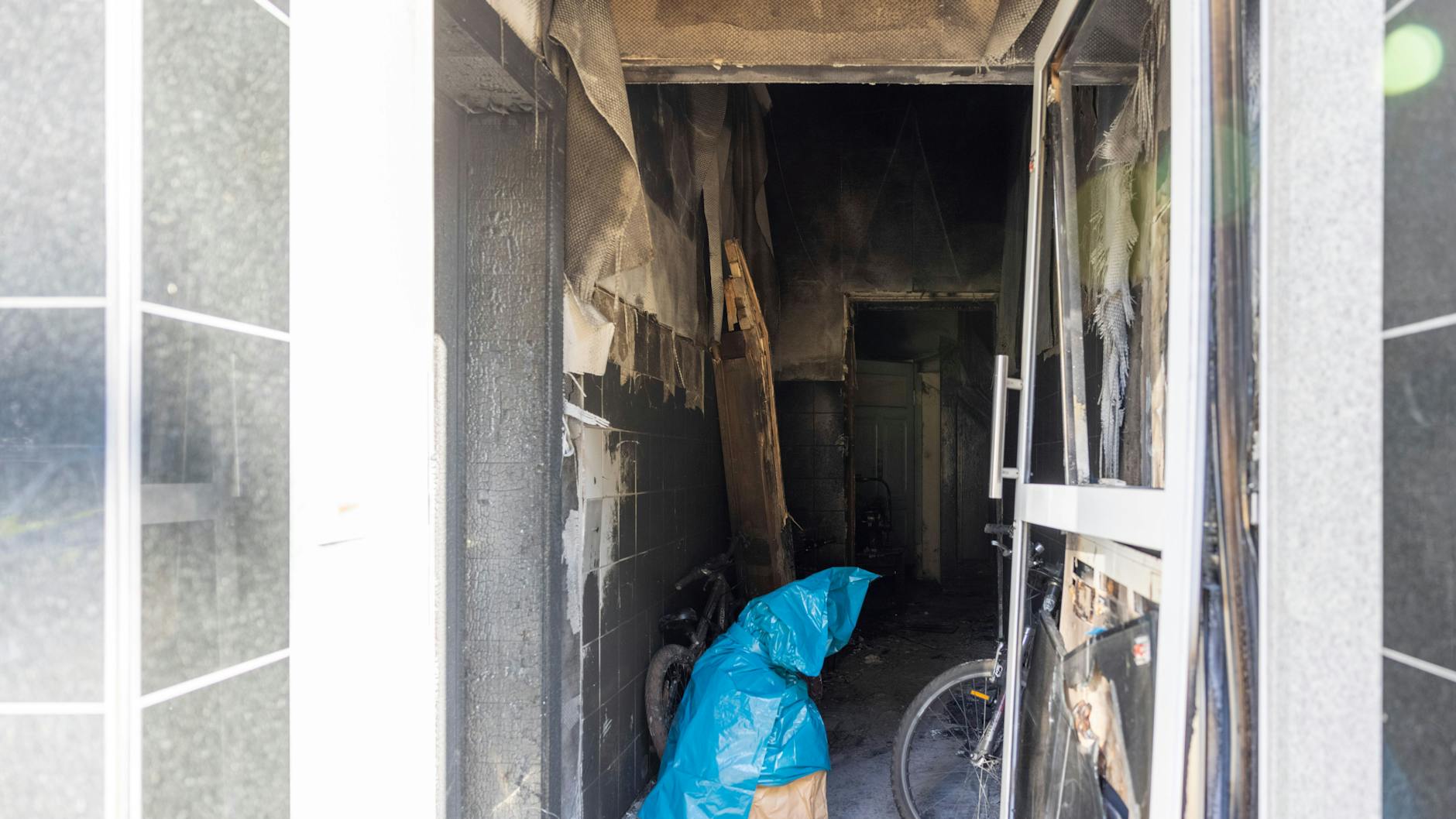 Blick in das Treppenhaus von einem der betroffenen Wohnhäuser nach einem Brand.
