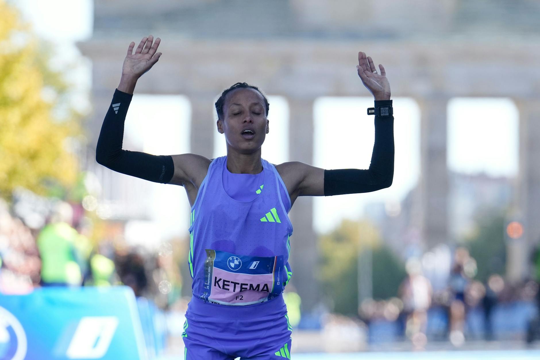 Tigistin Ketema aus Äthiopien feiert, als sie am Sonntag, den 29. September 2024, die Ziellinie überquert und die Damenklasse des Berlin-Marathons in Berlin, Deutschland, gewinnt.