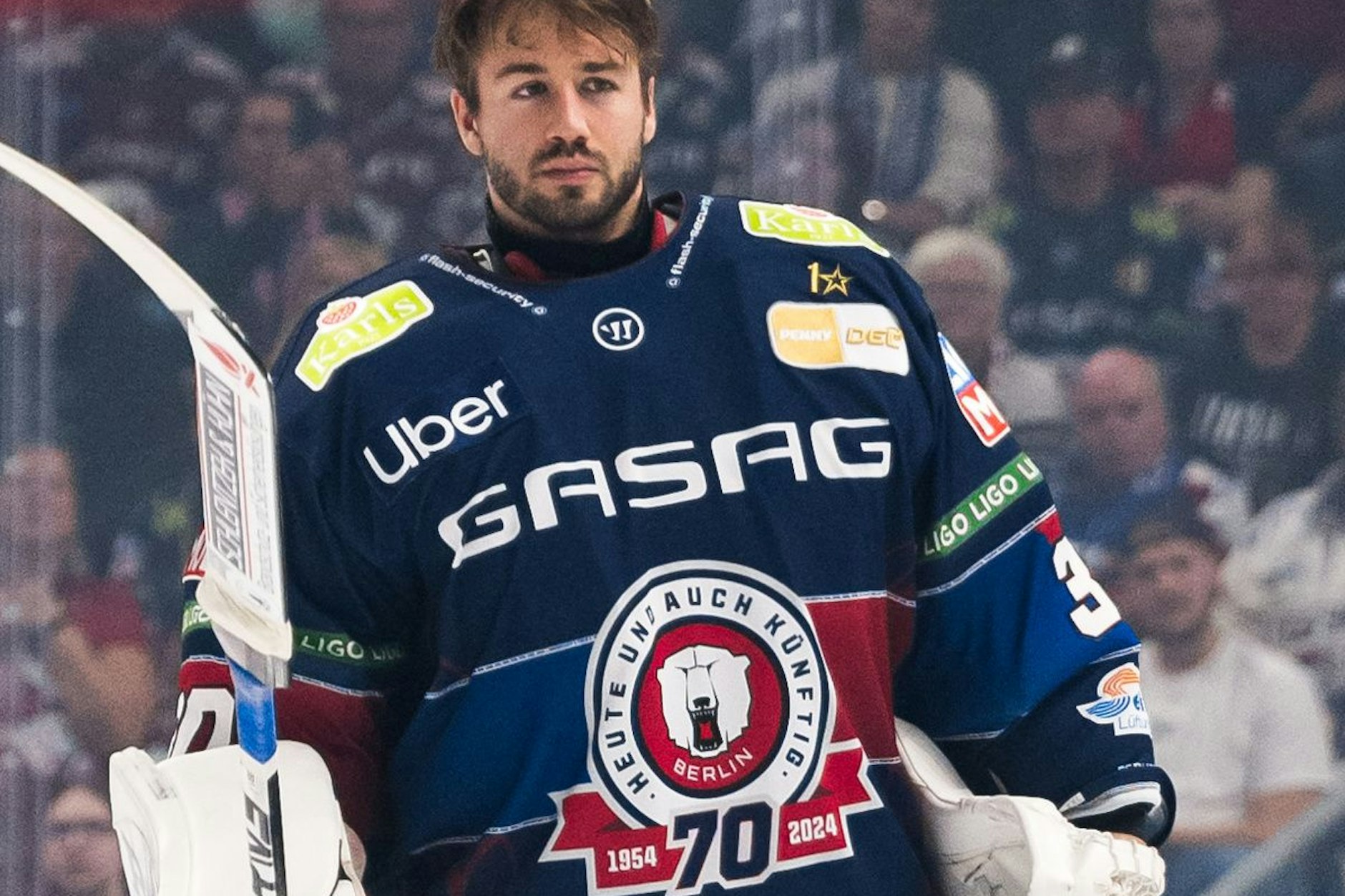 So wie Eisbären-Torwart Jake Hildebrand läuft das ganze Team in dieser Saison mit Trikots auf, wo unter dem Schriftzug des Hauptsponsors nicht das Vereinslogo, sondern der Hinweis auf das ganz große Jubiläum prangt.