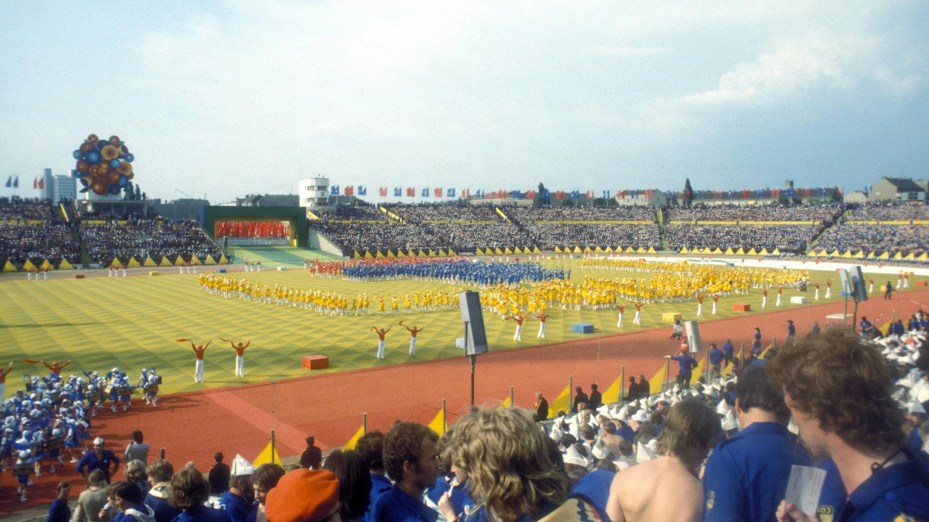 Das Stadion der Weltjugend während der Eröffnung der X. Weltfestspiele der Jugend (1973)