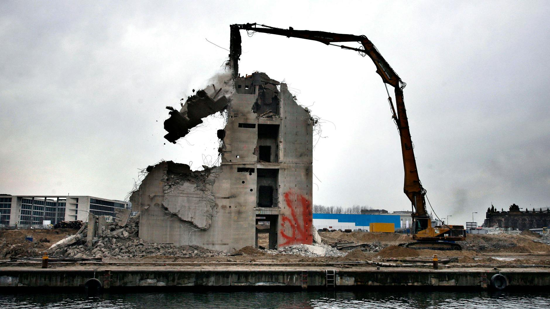 Dezember 2008: Das Treppenhaus ist das letzte Teil, das vom Palast der Republik abgerissen wird.