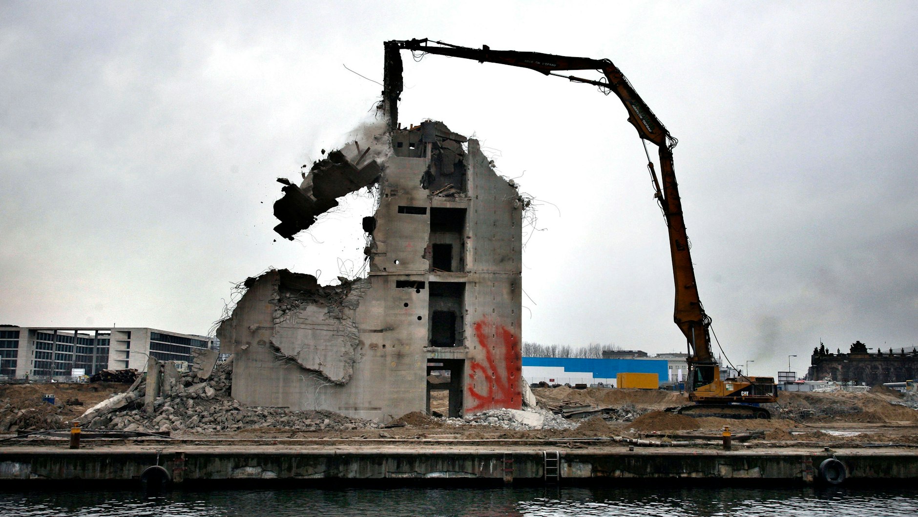 Dezember 2008: Das Treppenhaus ist das letzte Teil, das vom Palast der Republik abgerissen wird.