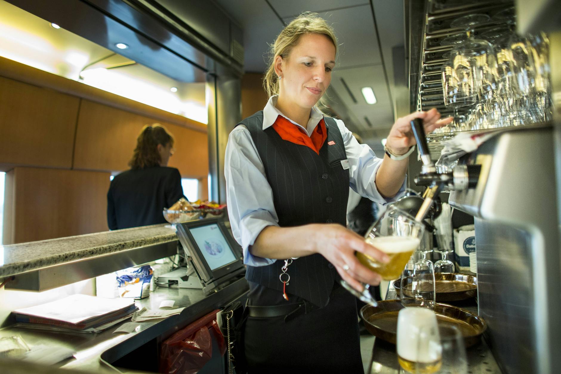 Ist der Zug schon wieder verspätet? Bei einem Bier im Bordbistro ist der Ärger schnell vergessen.