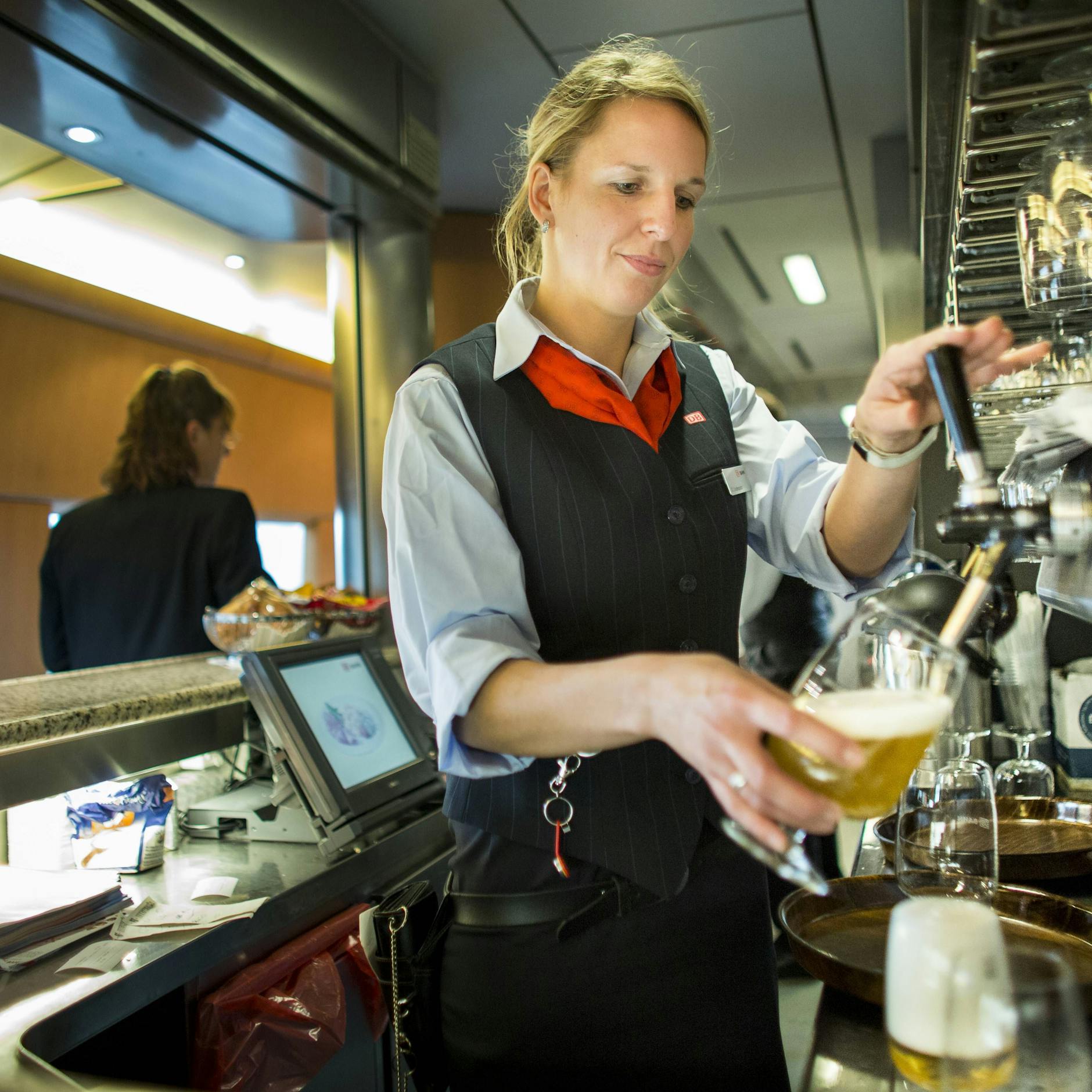 Image - Liebeserklärung ans Deutsche-Bahn-Bordbistro: Solange es Essen gibt, darf sich jeder Zug verspäten