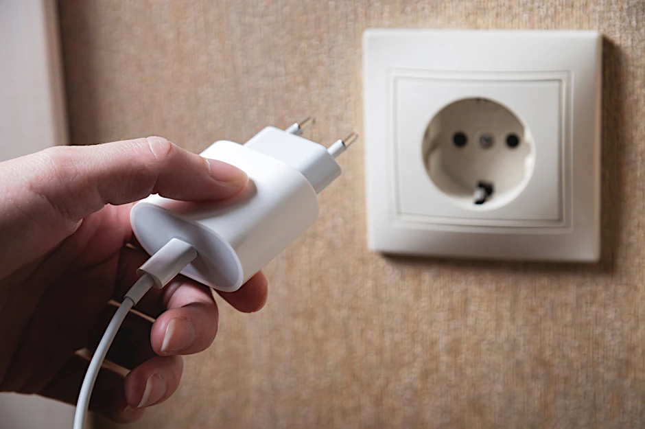 Ladegeräte verbrauchen auch im "Leerlauf" Strom, wenn sie in der Steckdose bleiben. 