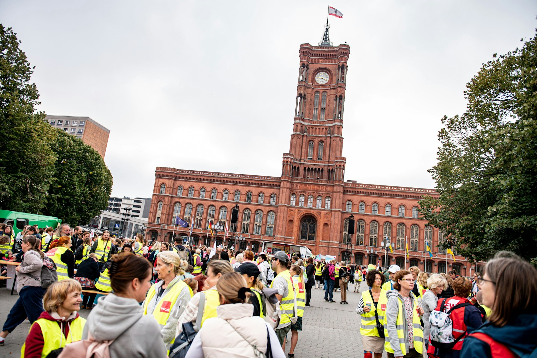 Streikende Erzieherinnen und Erzieher vor dem Roten Rathaus vor ein paar Tagen. Kommt der unbefristete Streik jetzt doch noch?
