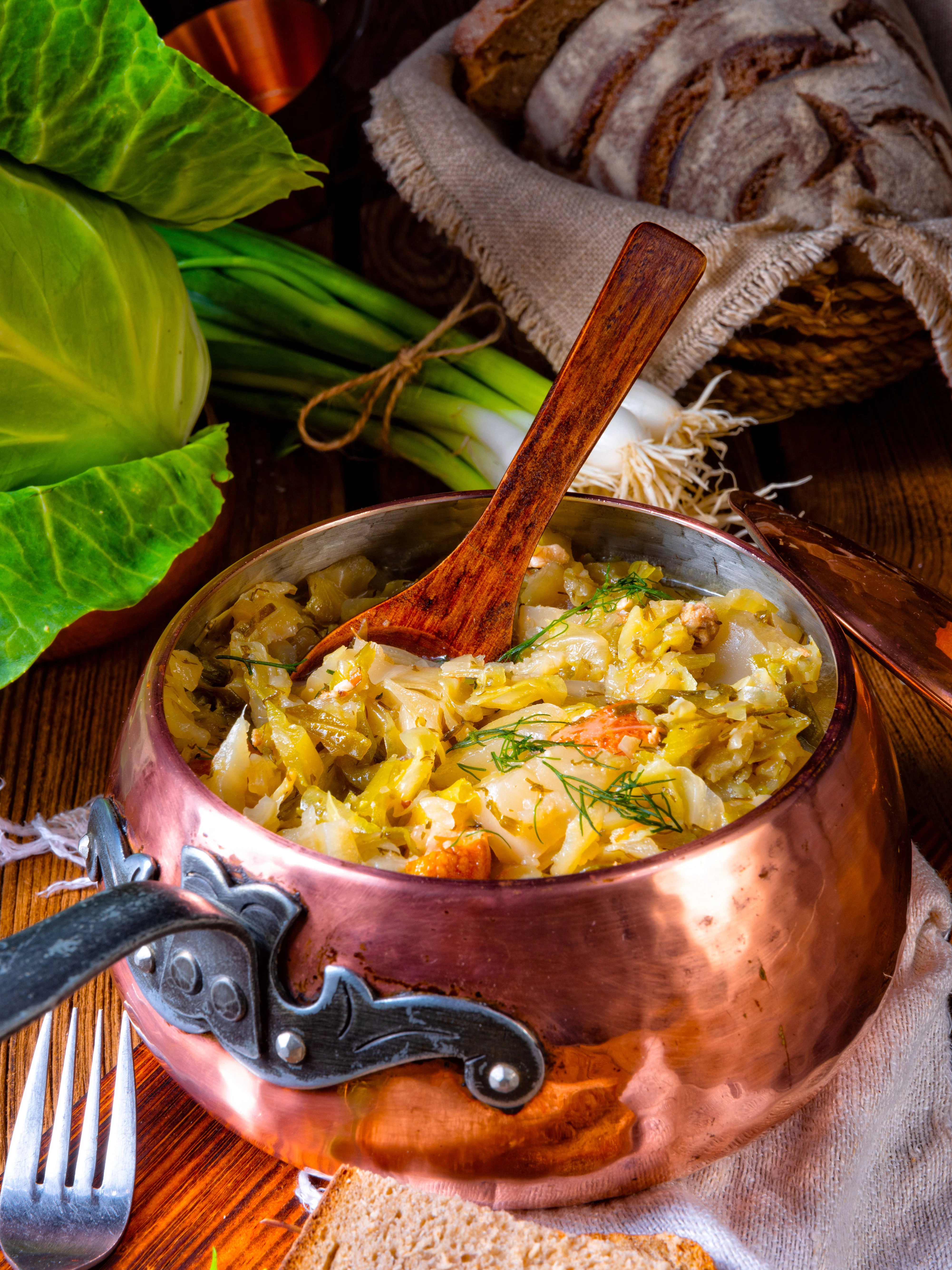 Omas leckerer Spitzkohl mit Speck eignet sich im Herbst perfekt als Abendbrot – ein deftiges Gemüse-Gericht, das Lust auf mehr macht!