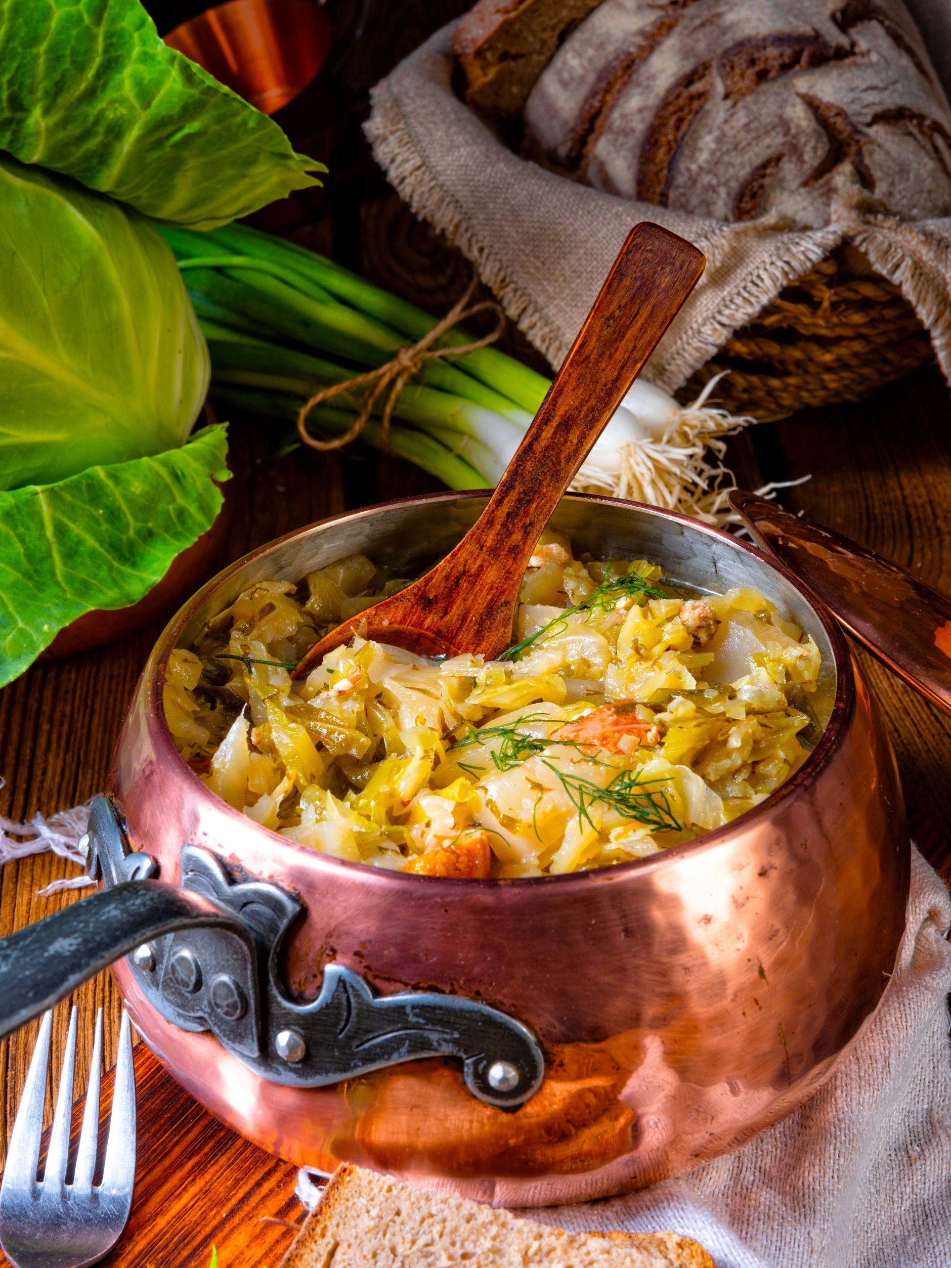 Omas leckerer Spitzkohl mit Speck eignet sich im Herbst perfekt als Abendbrot – ein deftiges Gemüse-Gericht, das Lust auf mehr macht!